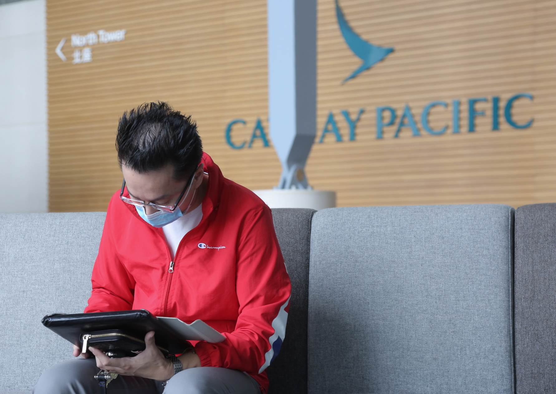 國泰將把服務工序數碼化，例如空中服務員以iPad為乘客點餐。（黃潤根攝）