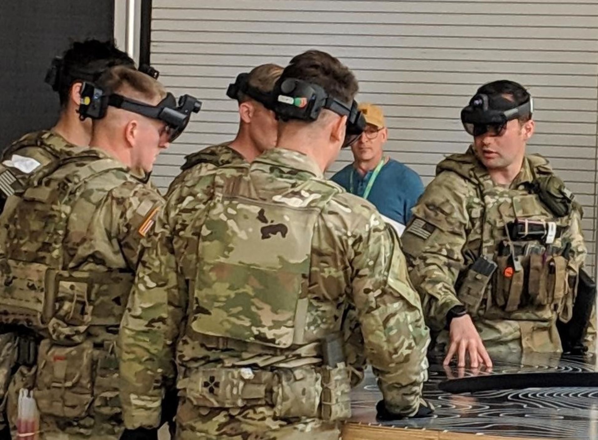 通過HoloLens的紅外線熱像儀，士兵能於黑夜偵測匿藏在叢林的敵人。（US Army圖片）