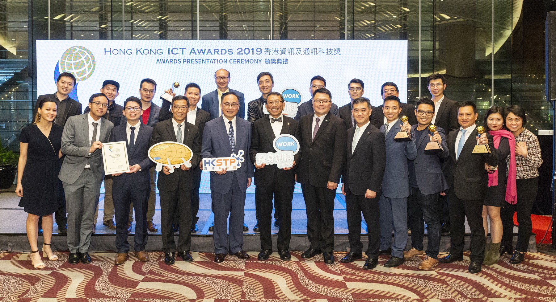 出席嘉賓與得獎的香港科技園公司培育公司及合作夥伴公司合照，慶祝他們在2019香港資訊及通訊科技獎頒獎典禮上獲得多個獎項。（香港科技園圖片）