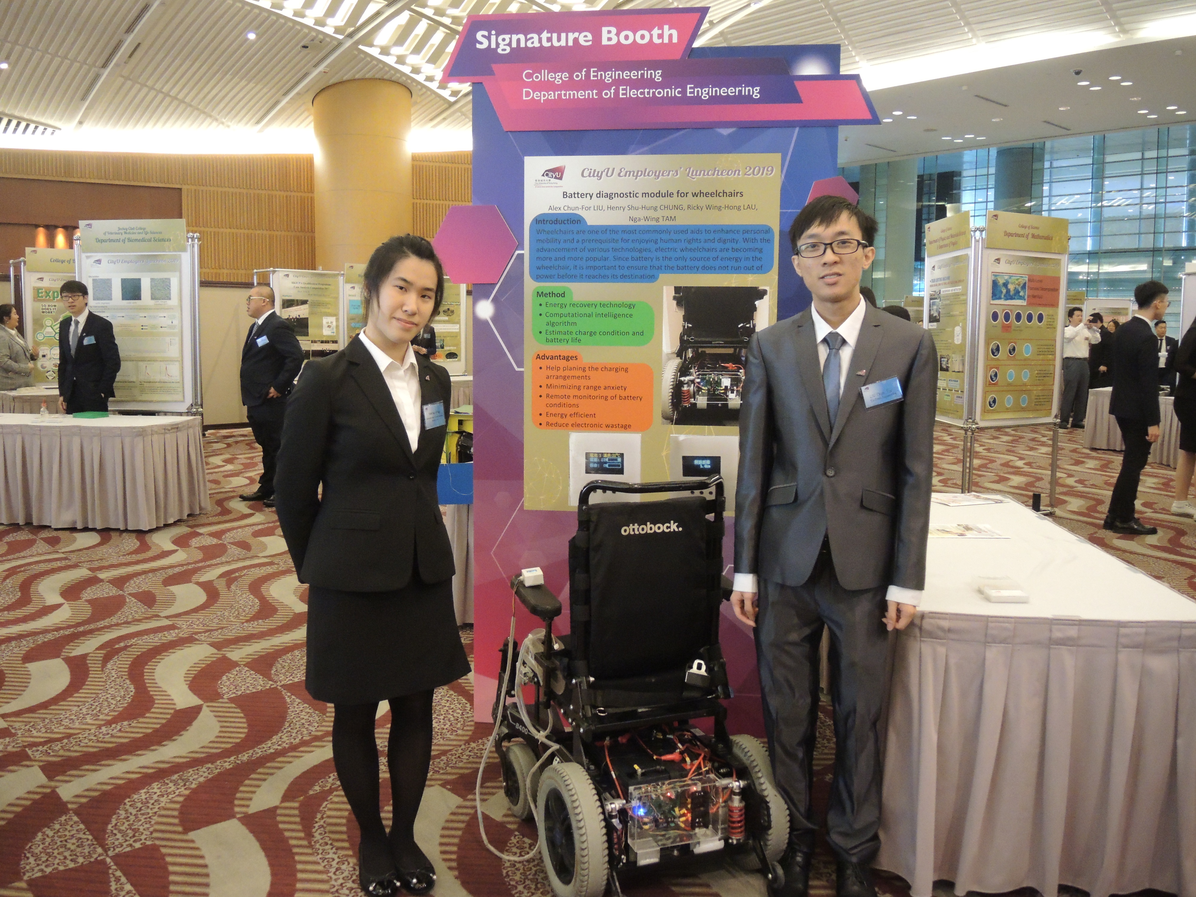 廖俊科（右）及譚雅穎（左）為電動輪椅增設電池監測系統。（朱美俞攝）