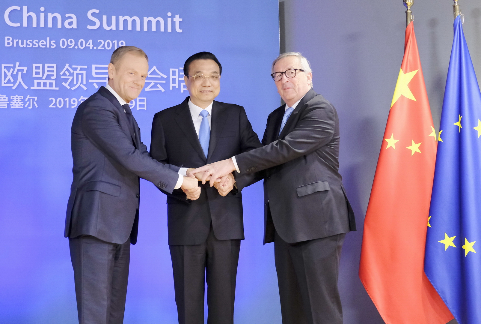 李克強（中）在比利時布魯塞爾與歐洲理事會主席圖斯克（左）及歐盟委員會主席容克（右）握手。（法新社圖片）
