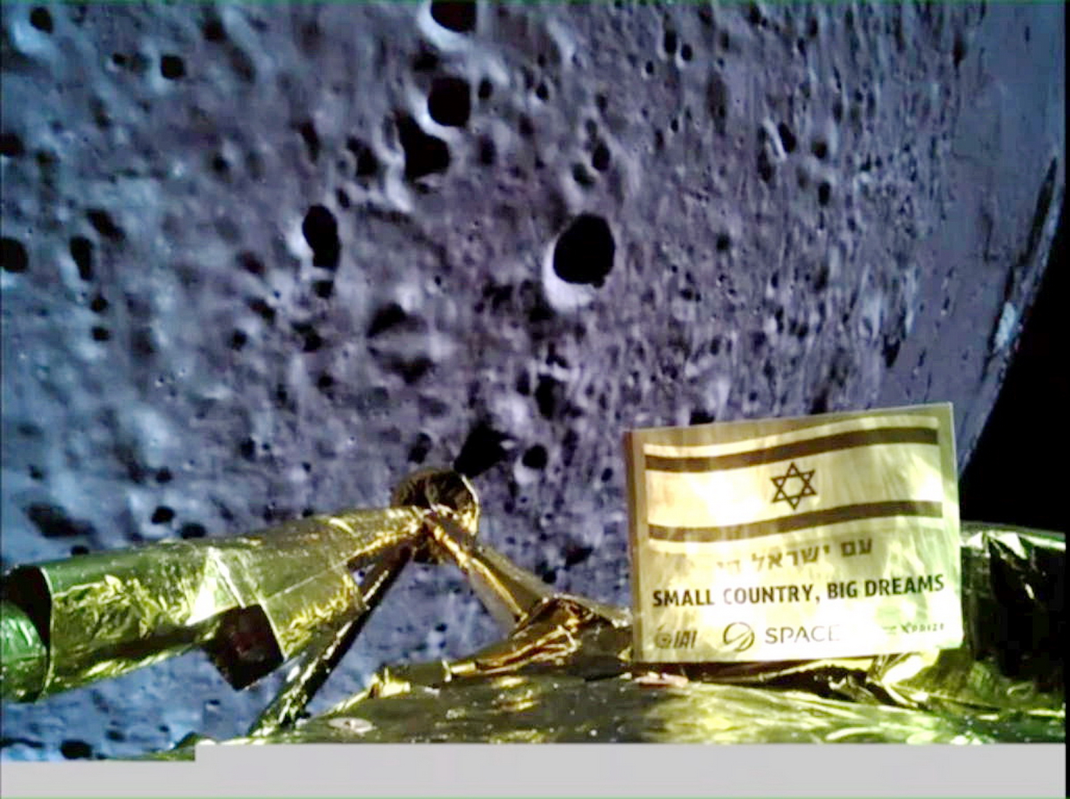登月探測器「創世紀號」【小圖】經歷個半月的旅途，在降落月球前引擎突然「熄火」，墜落月球表面變成碎片。 （路透圖片）