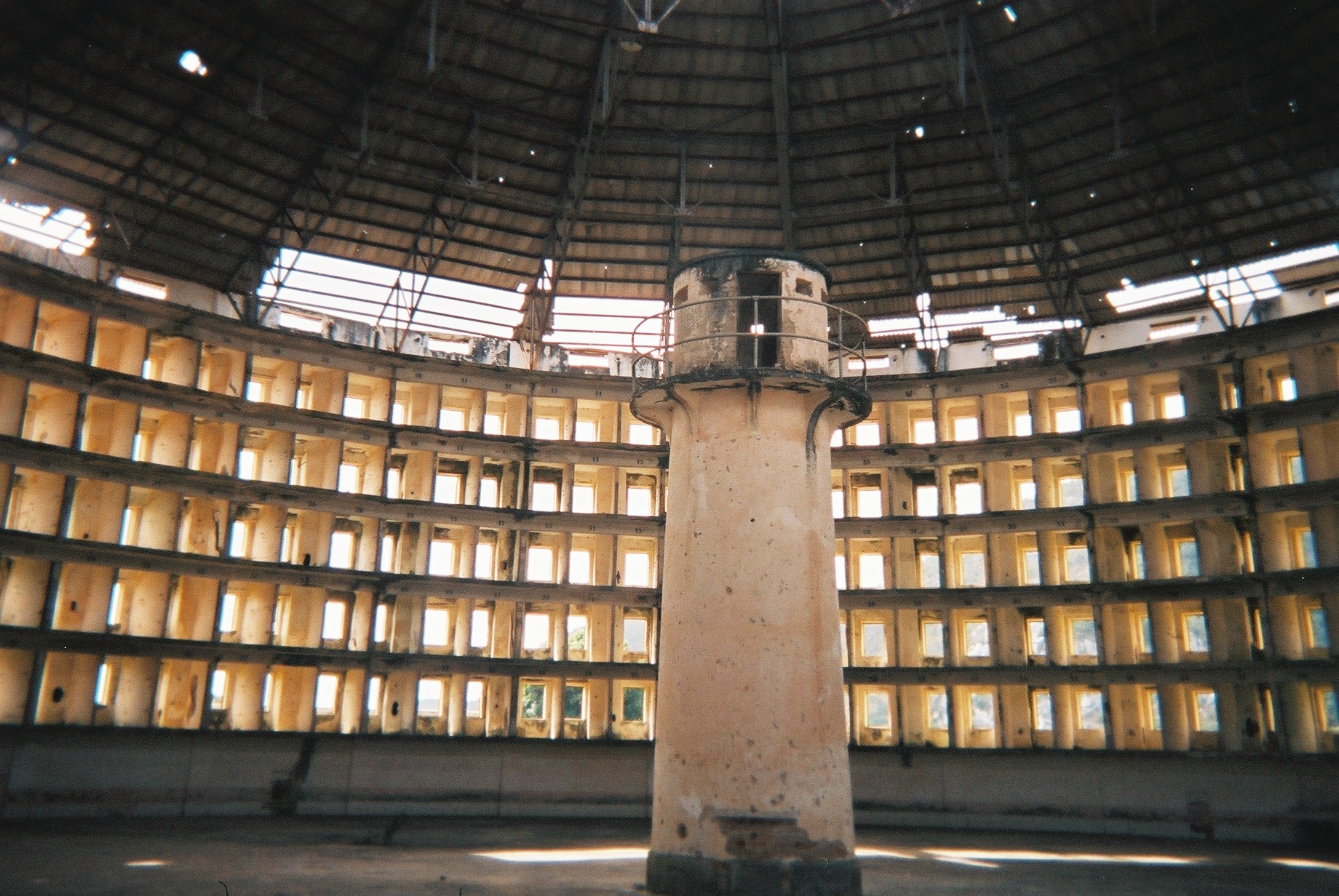 環形監獄中間建一高塔，目的是讓獄卒24小時居高臨下監視囚犯，但其實這設計的原先目的是用來監視勞工。（圖片來源：Friman）