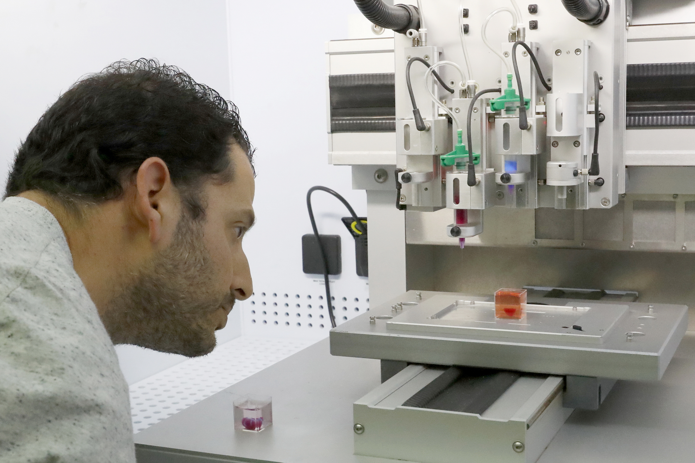 以色列科學家宣布，首次以幹細胞當「墨水」，用3D打印技術造出整顆人造迷你心臟。（法新社圖片）