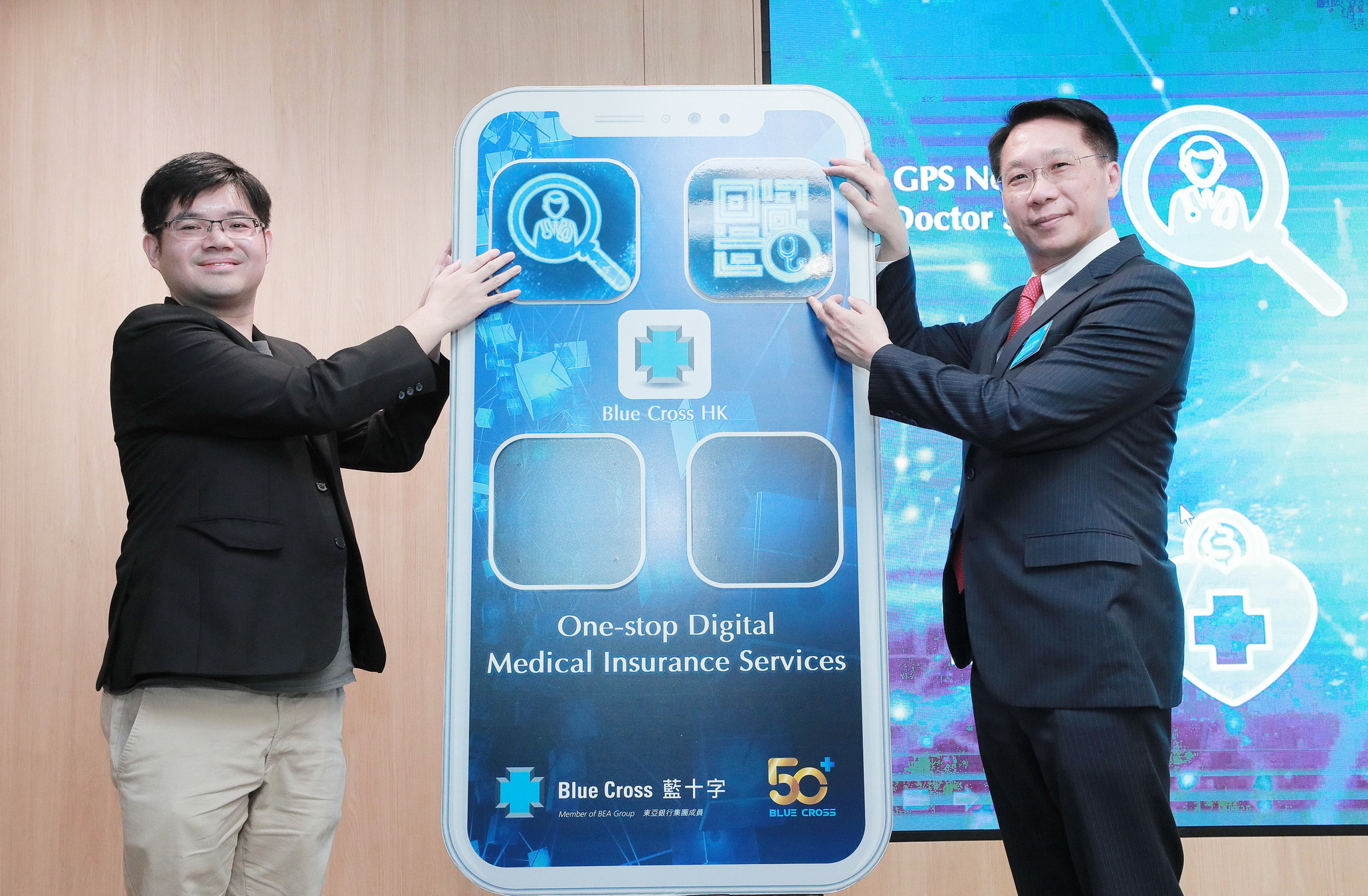 尹志德（右）表示，藍十字新應用程式盼加入醫生預約服務。（黃勁璋攝）