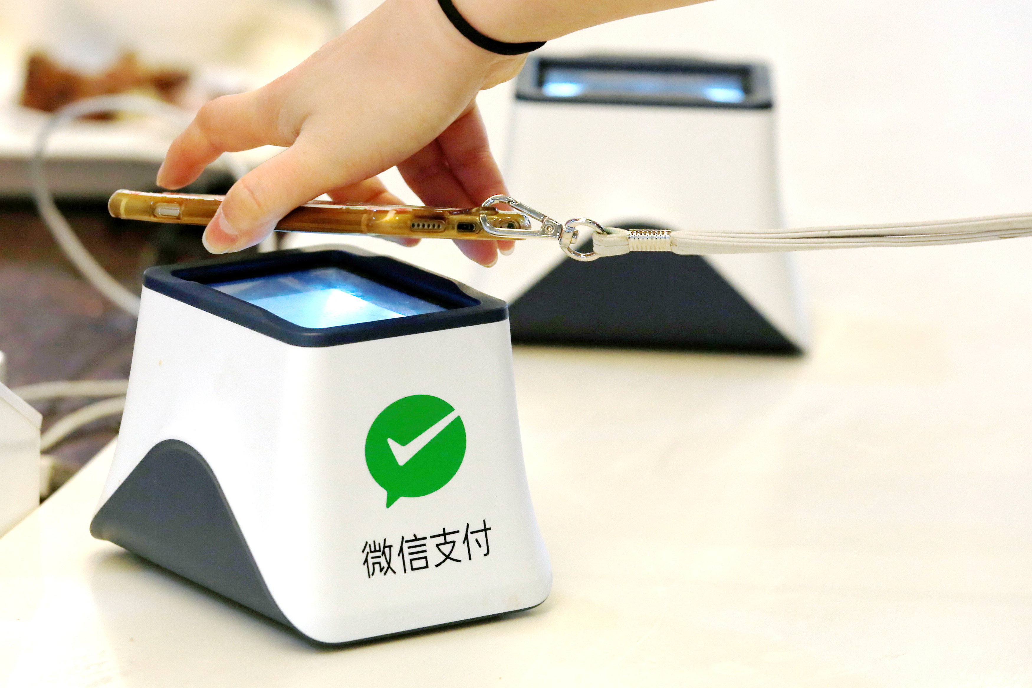 與WeChat Pay HK合作商戶不少為港人北上消費熱點。（路透資料圖片）