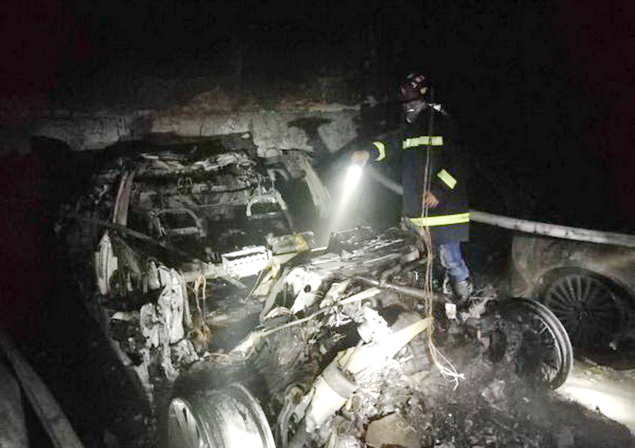 消防員撲滅特斯拉電動房車的火勢後，發現該車被嚴重焚毀。（網上圖片）
