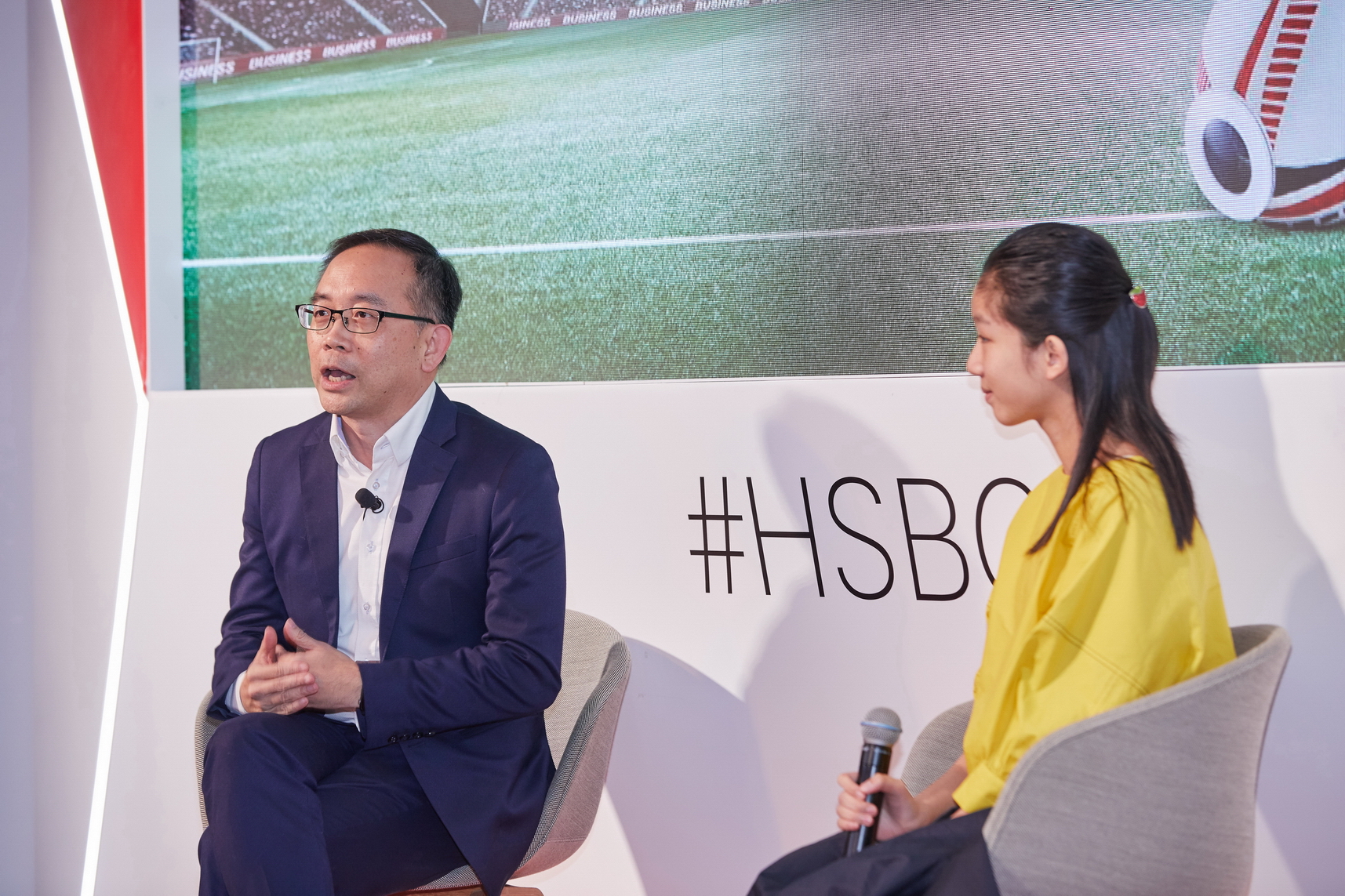 滙豐香港工商金融中小企業主管陳慶耀（左）與葉礽僖大談年輕企業家所面對的各種難題。