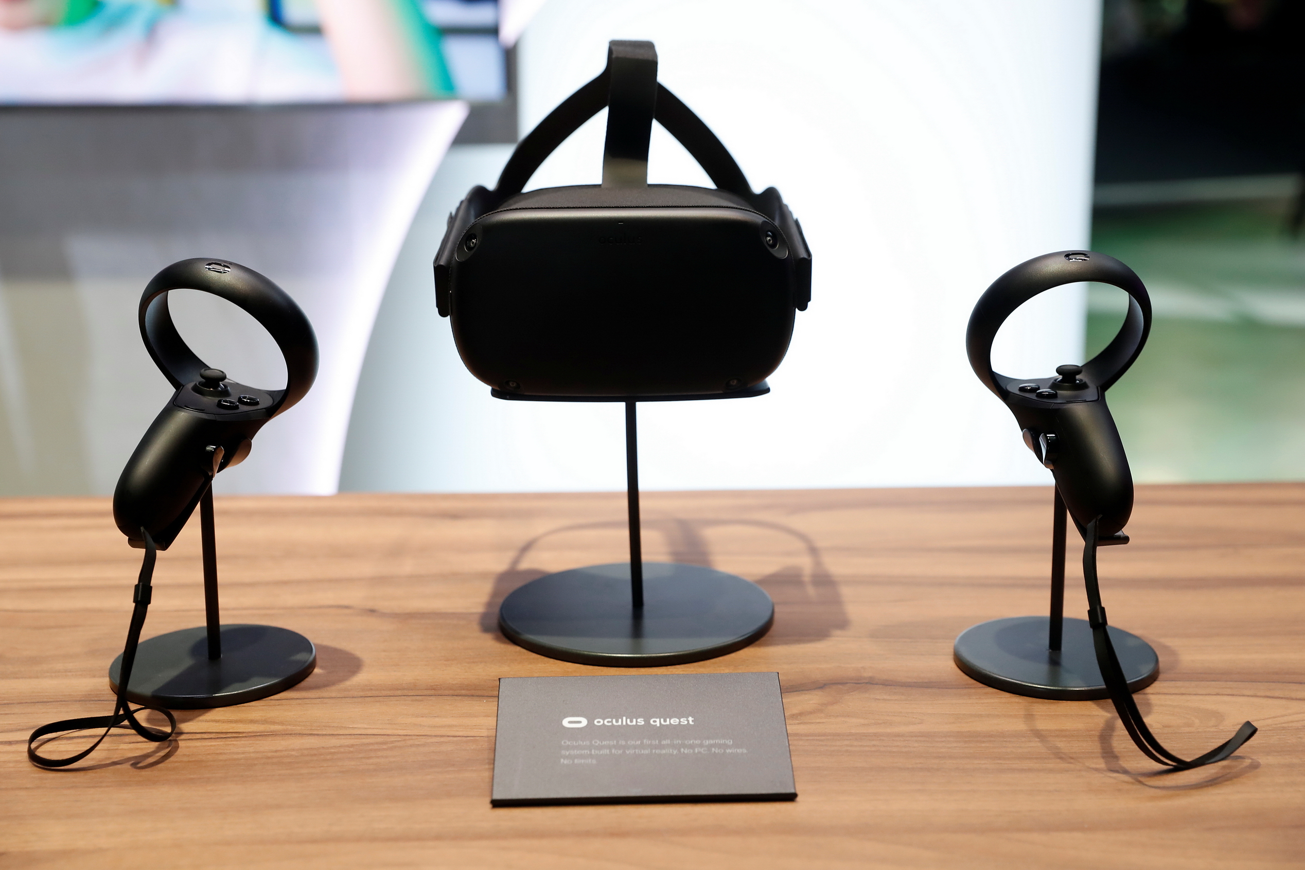 場內有參加者試玩VR頭盔Oculus Quest。（路透圖片）