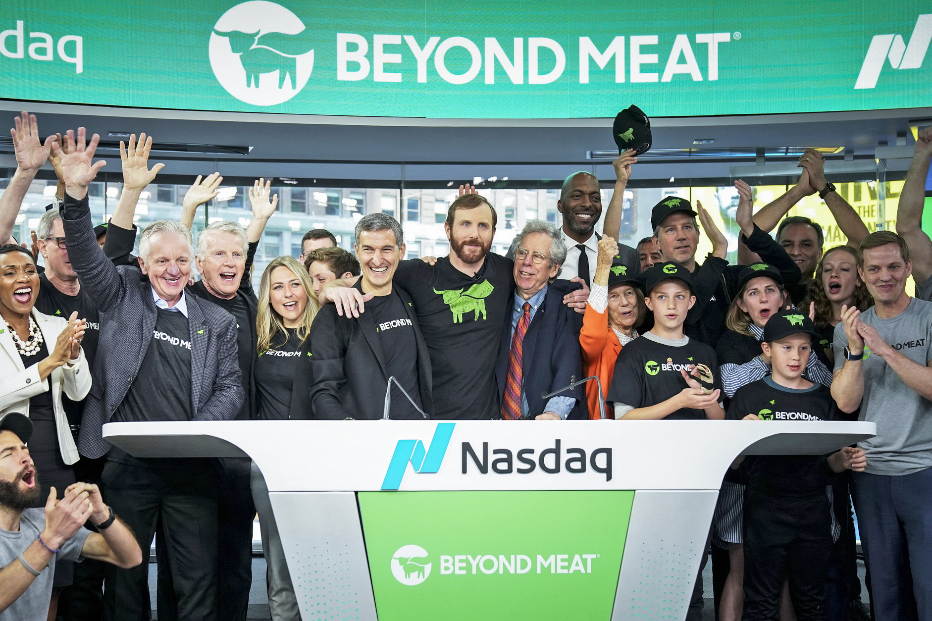 Beyond Meat周四首日掛牌，曾一度狂飆192%，其行政總裁布朗（中）表示，消費者正尋找健康環保的產品。（法新社圖片）
