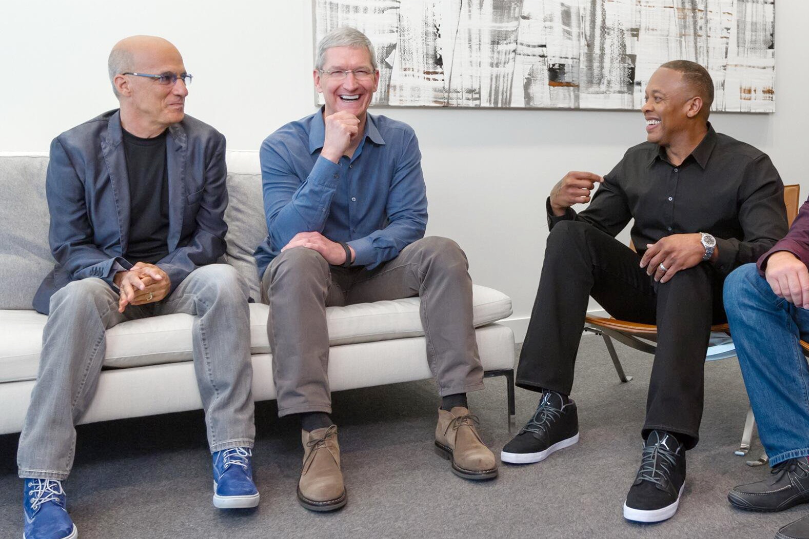 Beats被蘋果收購後，其創辦人Jimmy Iovine（左）及Dr.Dre（右）為Apple Music出謀獻策，獲庫克（中）讚許。（網上圖片）
