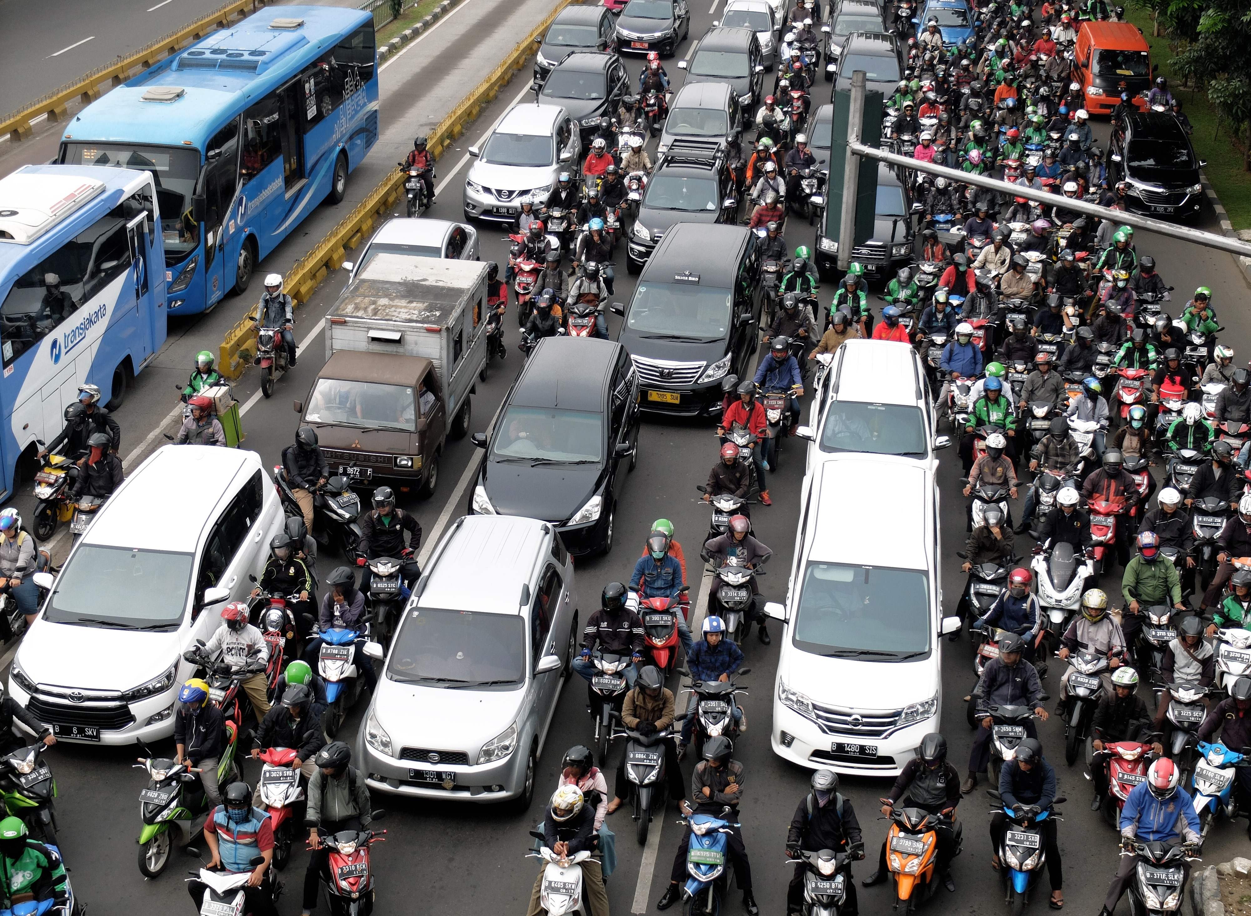 印尼等東南亞國家，亦要面對城市急速發展引致的交通擠塞問題。（法新社資料圖片）
