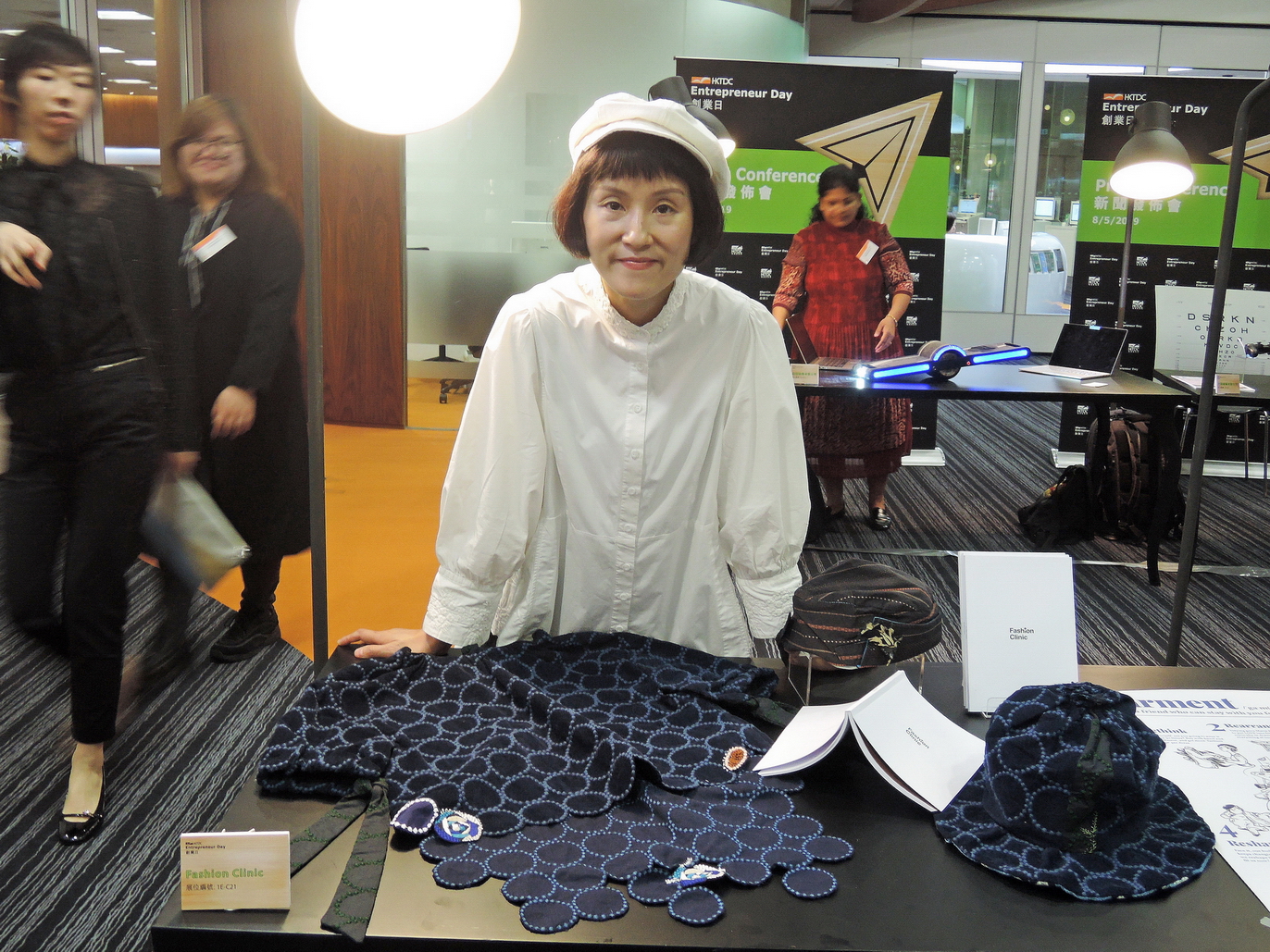 Fashion Clinic創辦人林蔚彥身上的白色襯衣，是由枕頭袋改造。（陳子健攝）