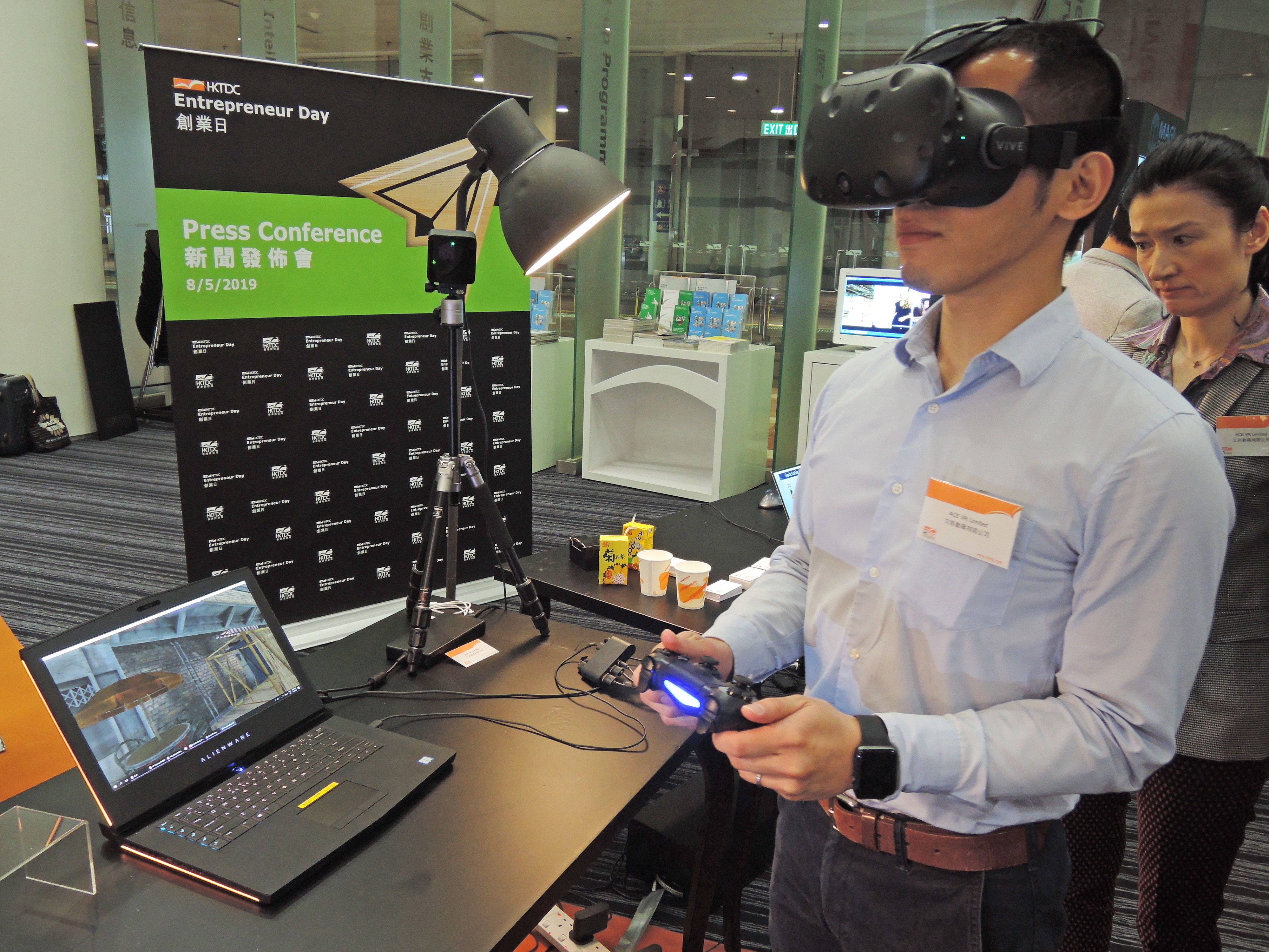 艾斯數碼利用VR技術，模擬眼疾病人的日常活動，測試其視力衰退程度。（陳子健攝）