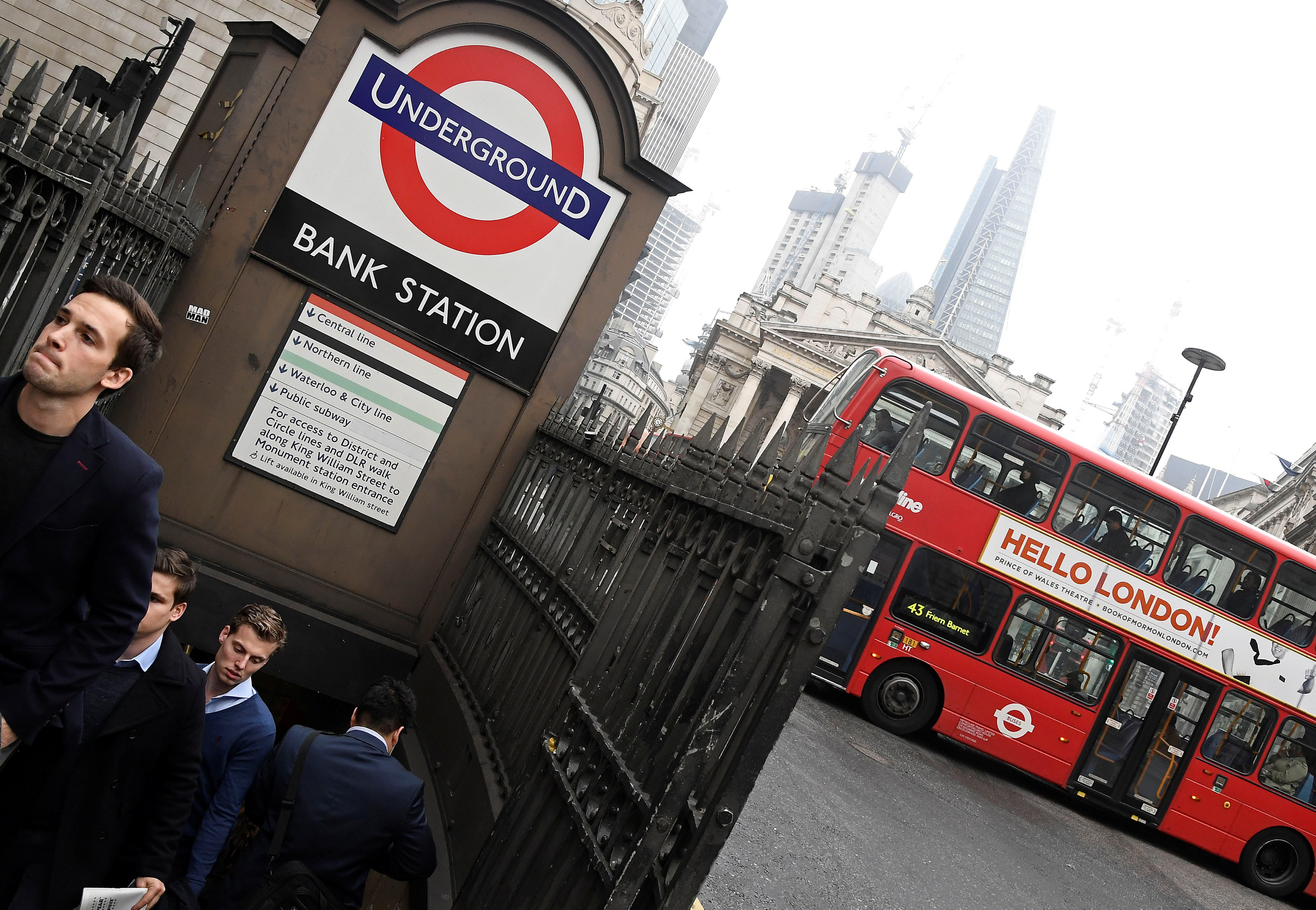 約在10年前，倫敦等城市的巴士站，已為乘客提供實時資訊。（路透資料圖片）