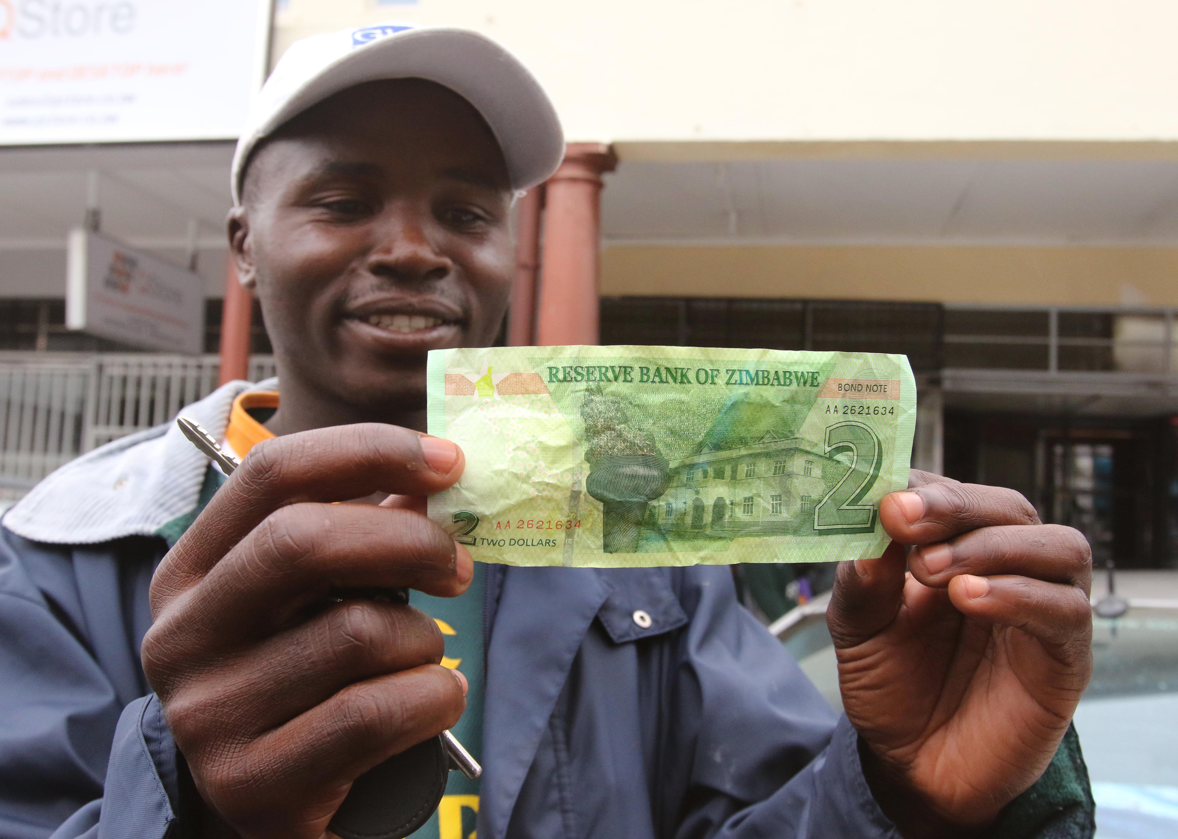 津巴布韋2016年發行債券貨幣，與美元等價，才結束一場通脹鬧劇。（新華社資料圖片）