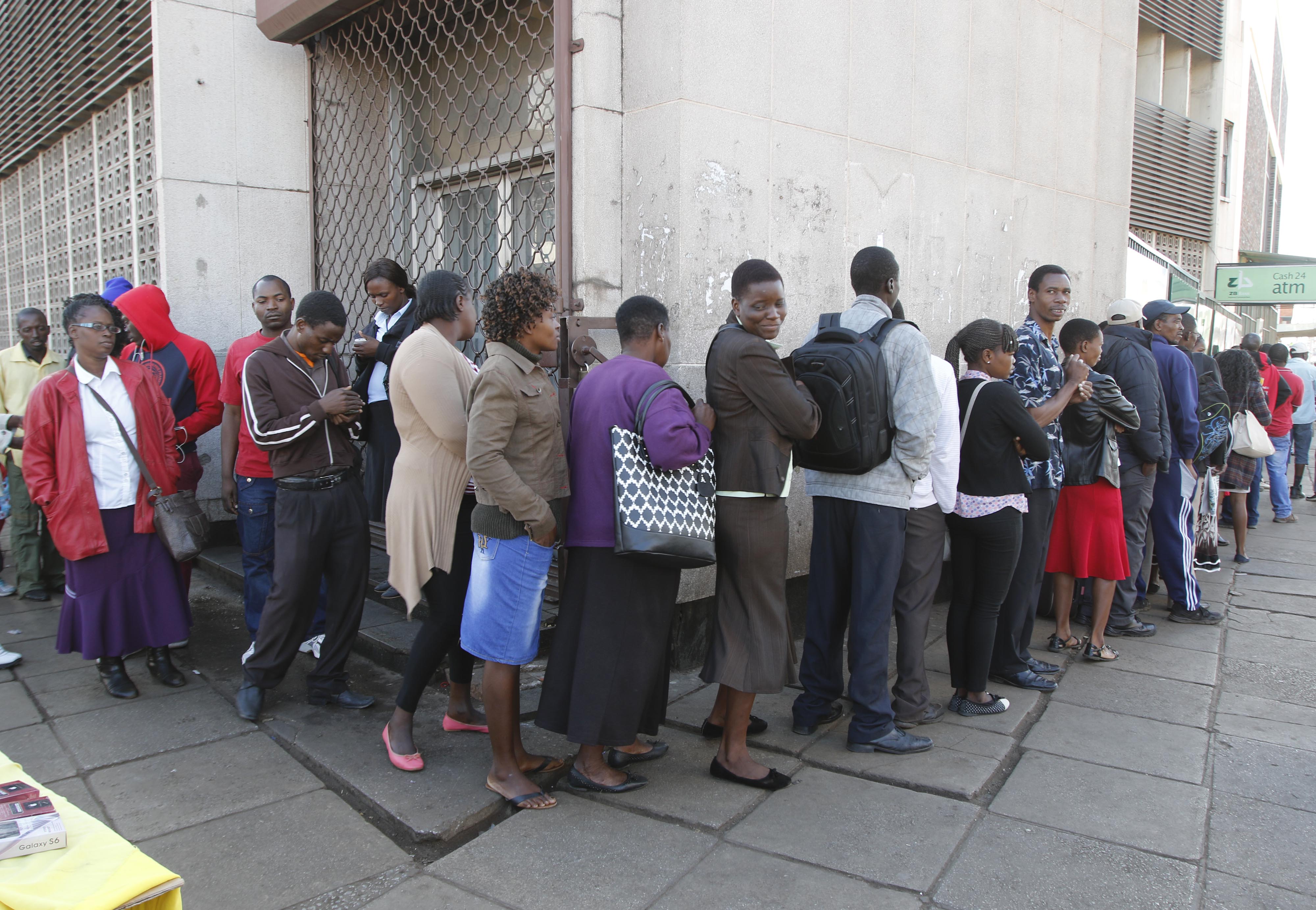 在2016年5月，在津巴布韋首都哈拉雷市中心，大批民眾在銀行門口排隊取美元現金。 （新華社資料圖片）