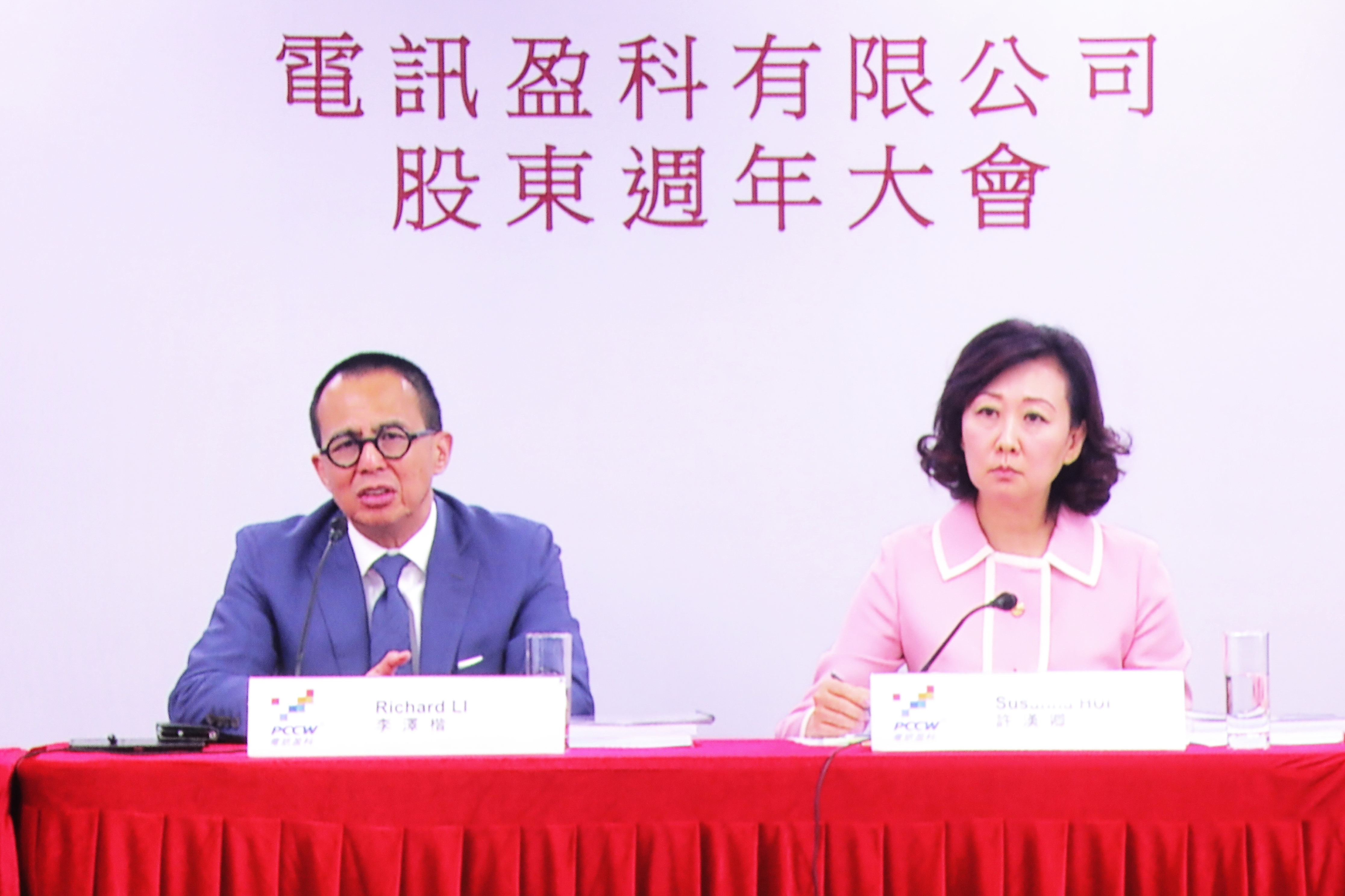 電盈及香港電訊主席李澤楷（左）表示，將因應市場競爭調整5G發展步伐；旁為許漢卿。（黃俊耀攝）