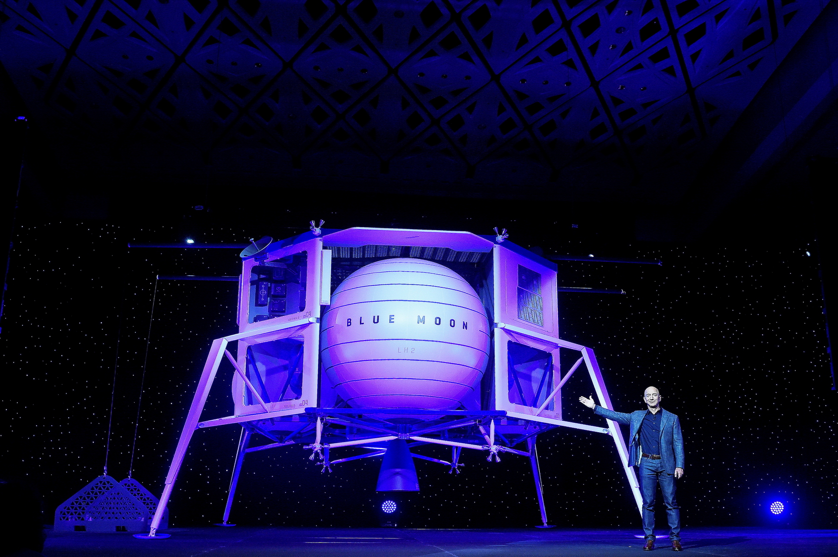 貝索斯周四首次展示Blue Origin開發的月球登陸器「藍月」（Blue Moon）實體模型。（路透圖片）