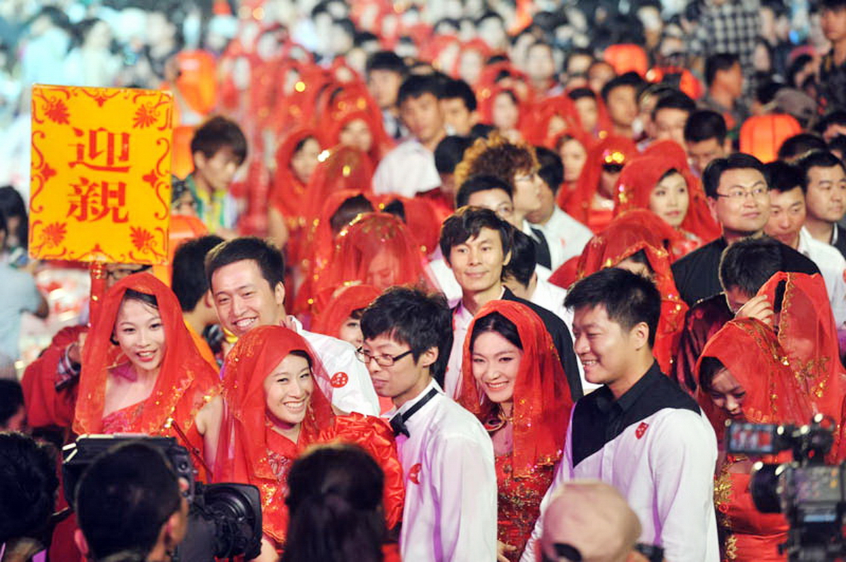 「阿里日」的集體婚禮採用漢式風格，102對新人沉浸在歡樂的氣氛中。（網上圖片）
