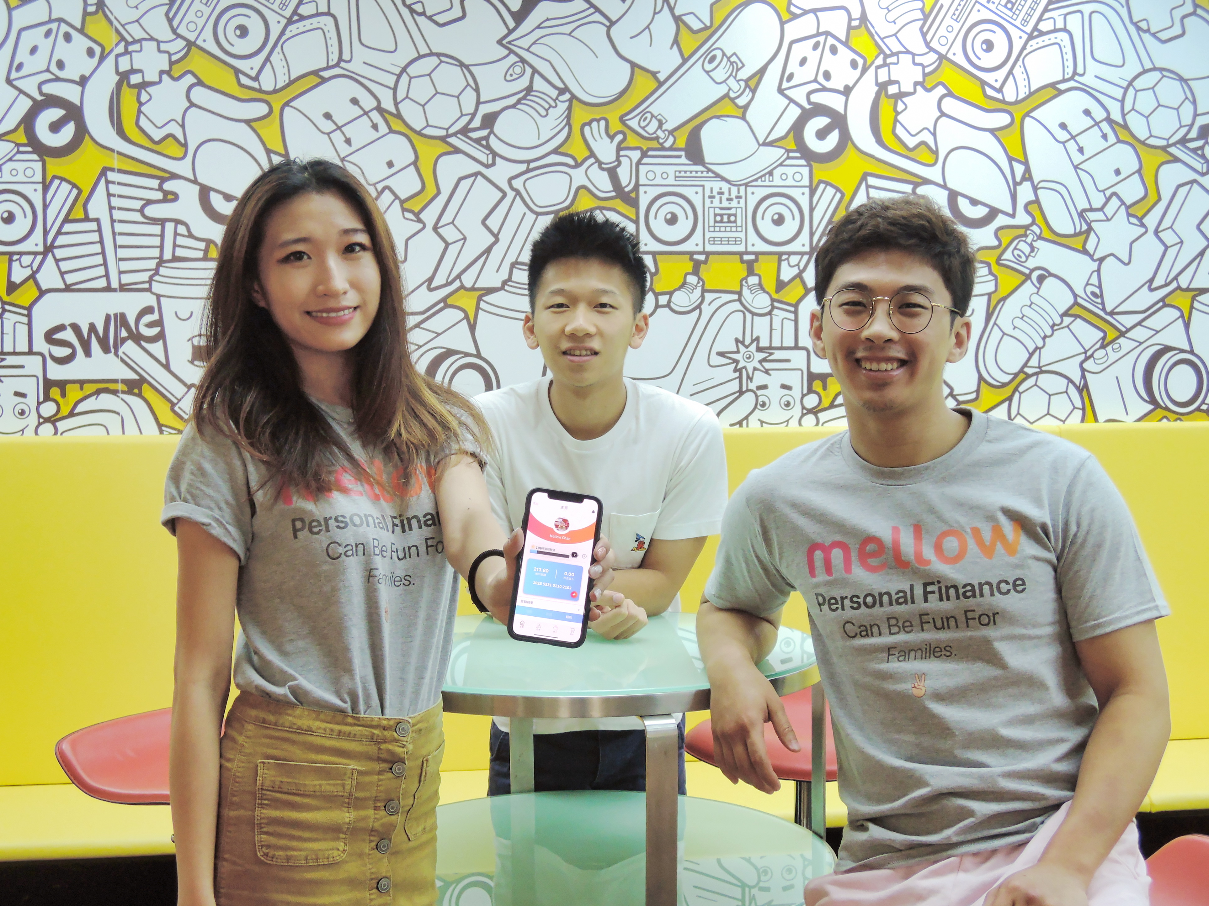 陳枳橋（左）和冼璞鏞（右）研發Mellow， 讓小孩記錄收支；軟件工程師張頌緣（中）於團隊成立後才加入。（陳子健攝）