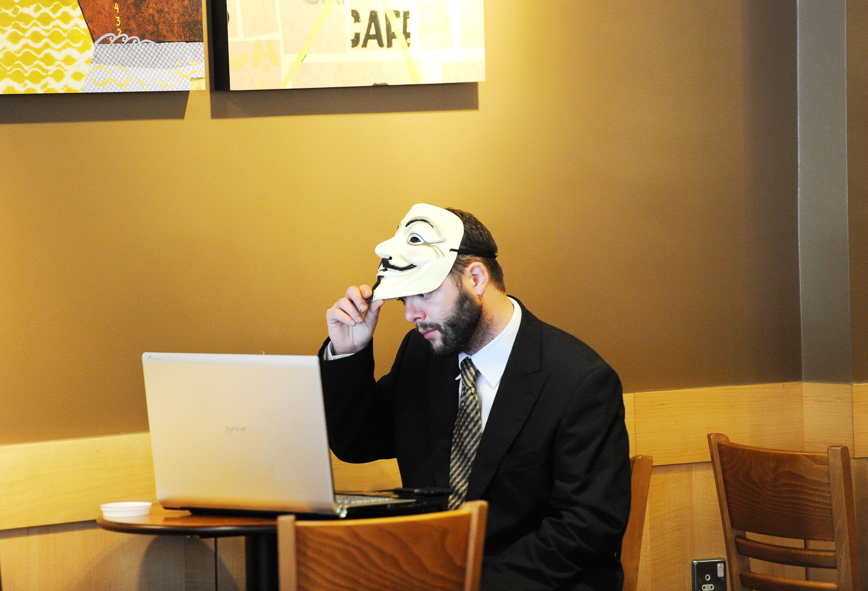 匿名者組織於2003年成立，不少人以福克斯面具，作為網路黑客的標誌。（路透社資料圖片）