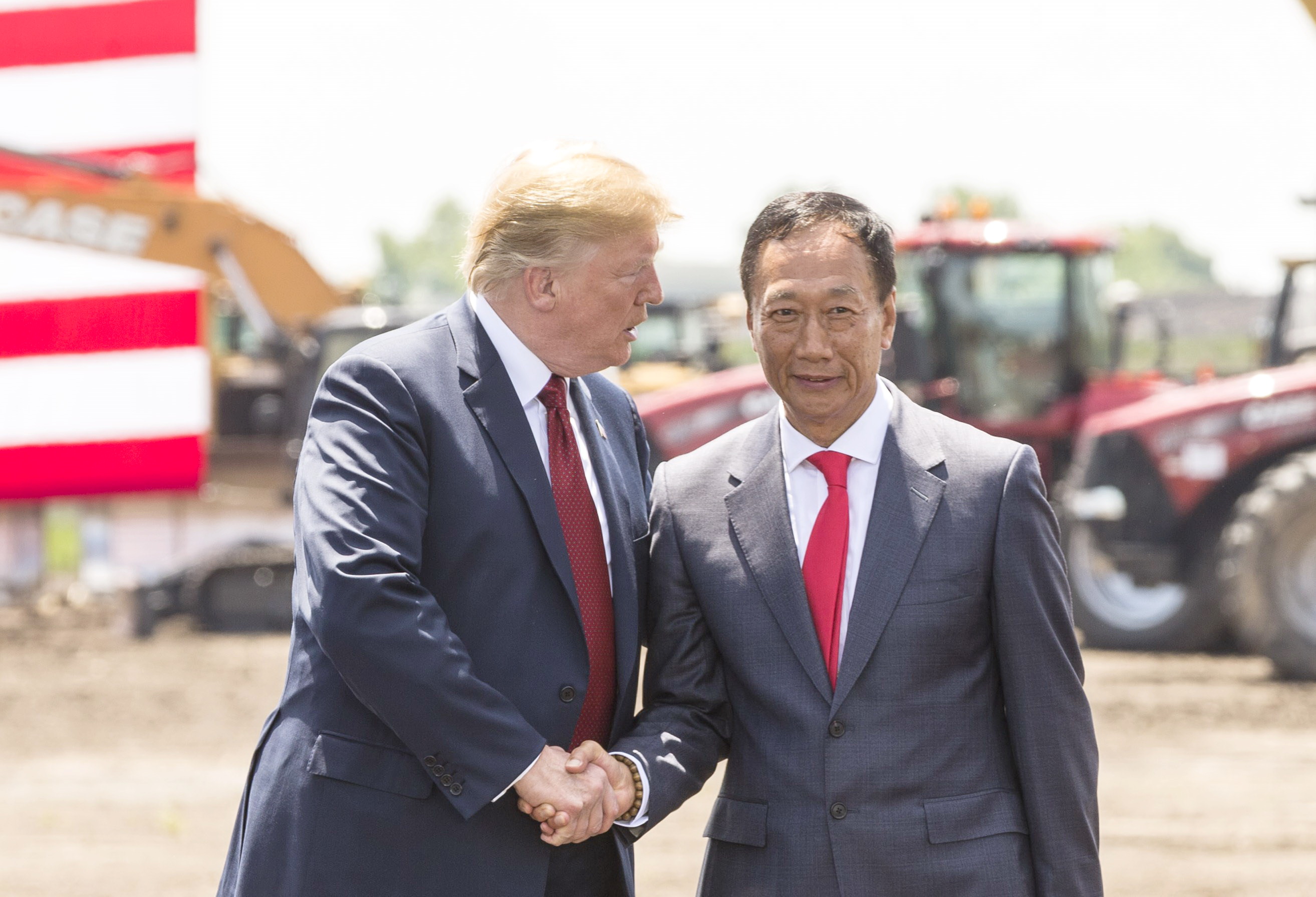 郭台銘（右一）在2018年6月，出席富士康美國威斯康星州新工廠動工儀式；美國總統特朗普現身支持。（法新社資料圖片）