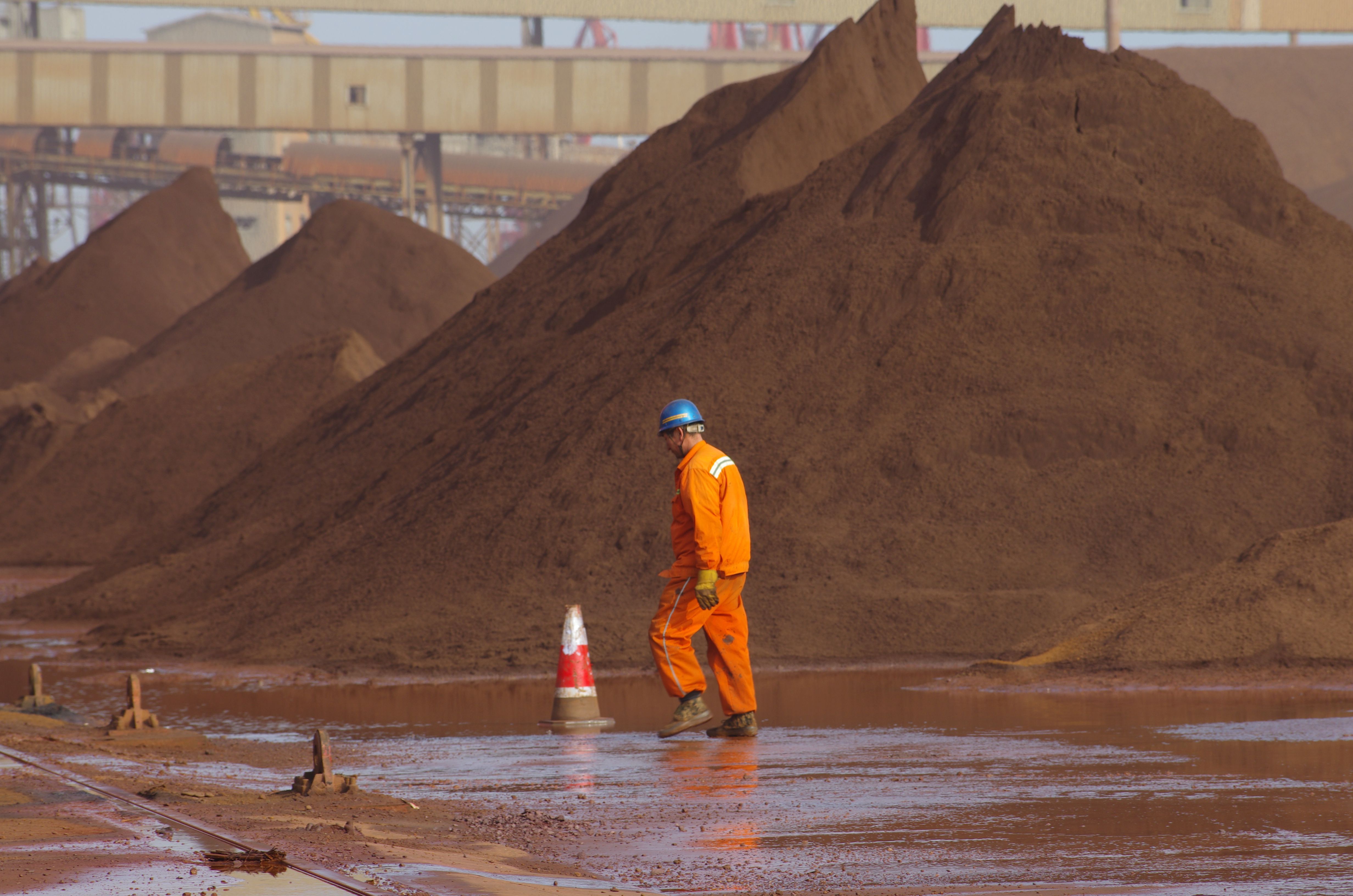 礦物開採過程會產生嚴重污染，各國才寧願從中國進口。（法新社資料圖片）