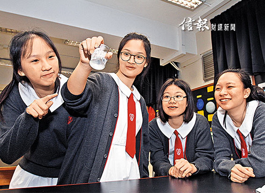 左起：林霖、甄家希、陳思嘉、李鎵渝在鏡頭前示範，把以「凝膠薄膜」封住的容器倒轉，水也不會溢出。（吳楚勤攝）
