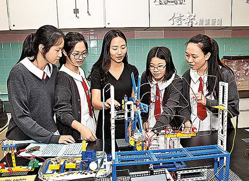 科學及化學老師劉師楠（中）指女生的優勢是比較細心且更勤力。（吳楚勤攝）
