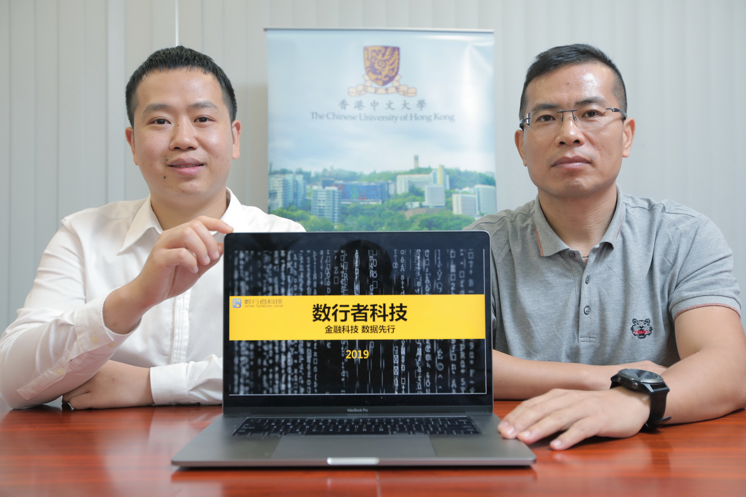 數行者科技首席執行官龍毅（左）擅長數據挖掘及算法；另一創辦人張田余（右），則為中大商學院教授。（黃俊耀攝）