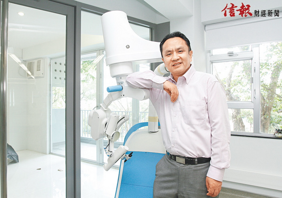 香港中文大學機械與自動化工程學教授劉雲輝專門製作醫療及工業用途機械人。（吳楚勤攝）