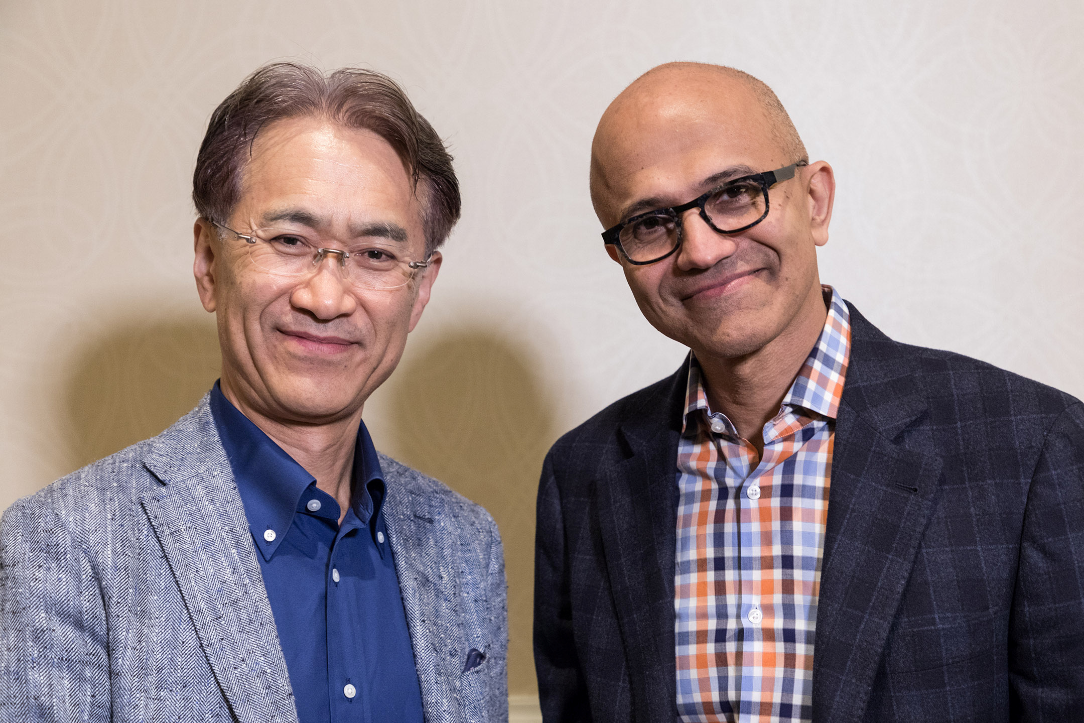 索尼（Sony）宣布與微軟合作推出遊戲串流服務。圖為兩大科技巨頭的掌舵人：索尼行政總裁吉田健一郎（左）及微軟行政總裁Satya Nadella​（右）。（路透圖片）