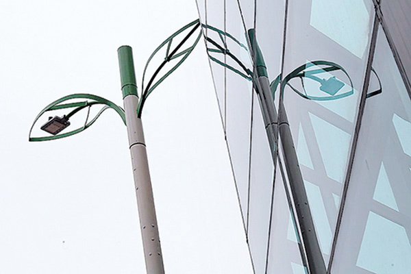 智慧燈柱有如一支樹幹，葉狀燈臂呈綠色。（HKEJ圖片）
