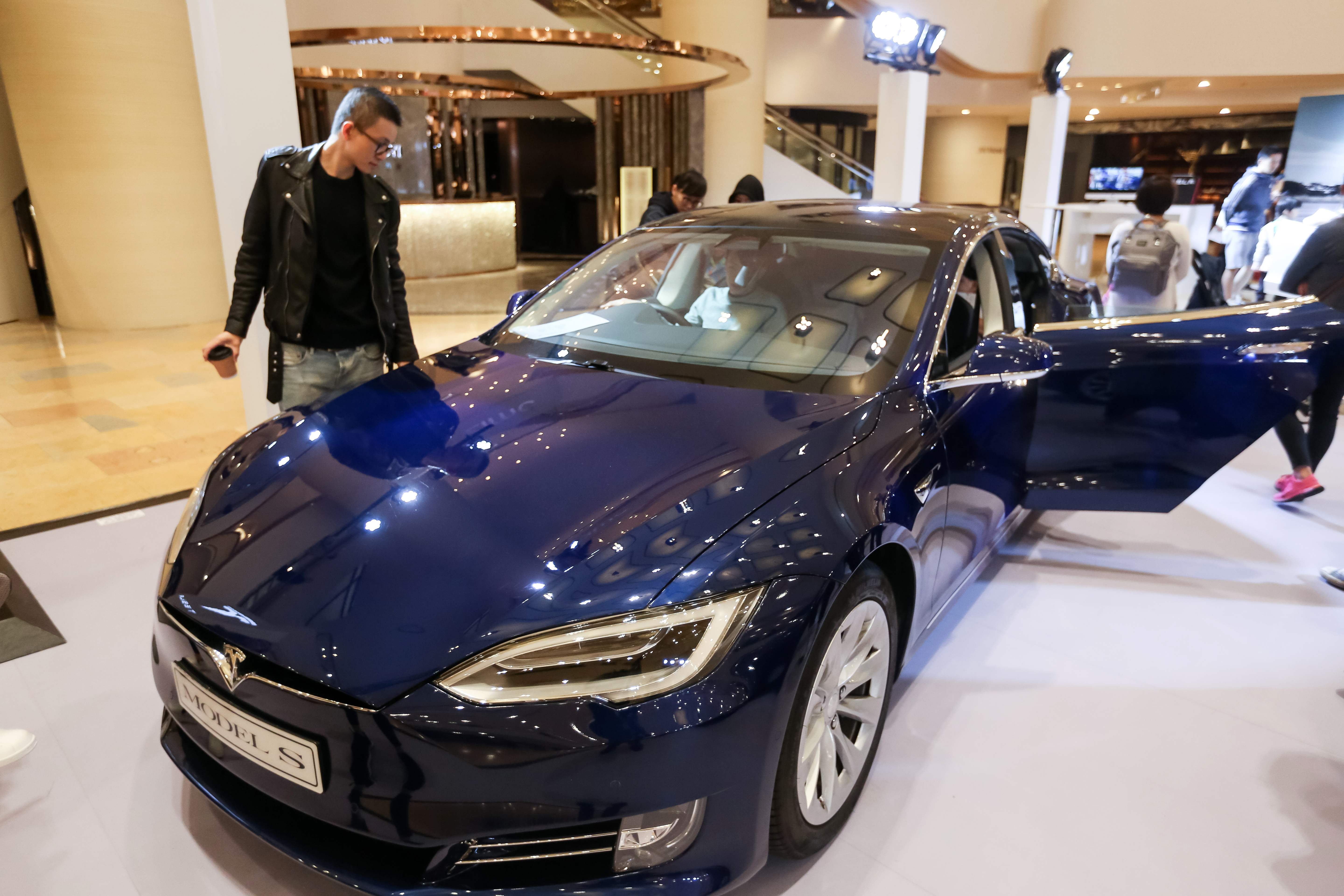 美國電動車生產商Tesla昨天為旗下兩款電動車推出了軟件更新，包括旗艦型號Model S。（法新社資料圖片）