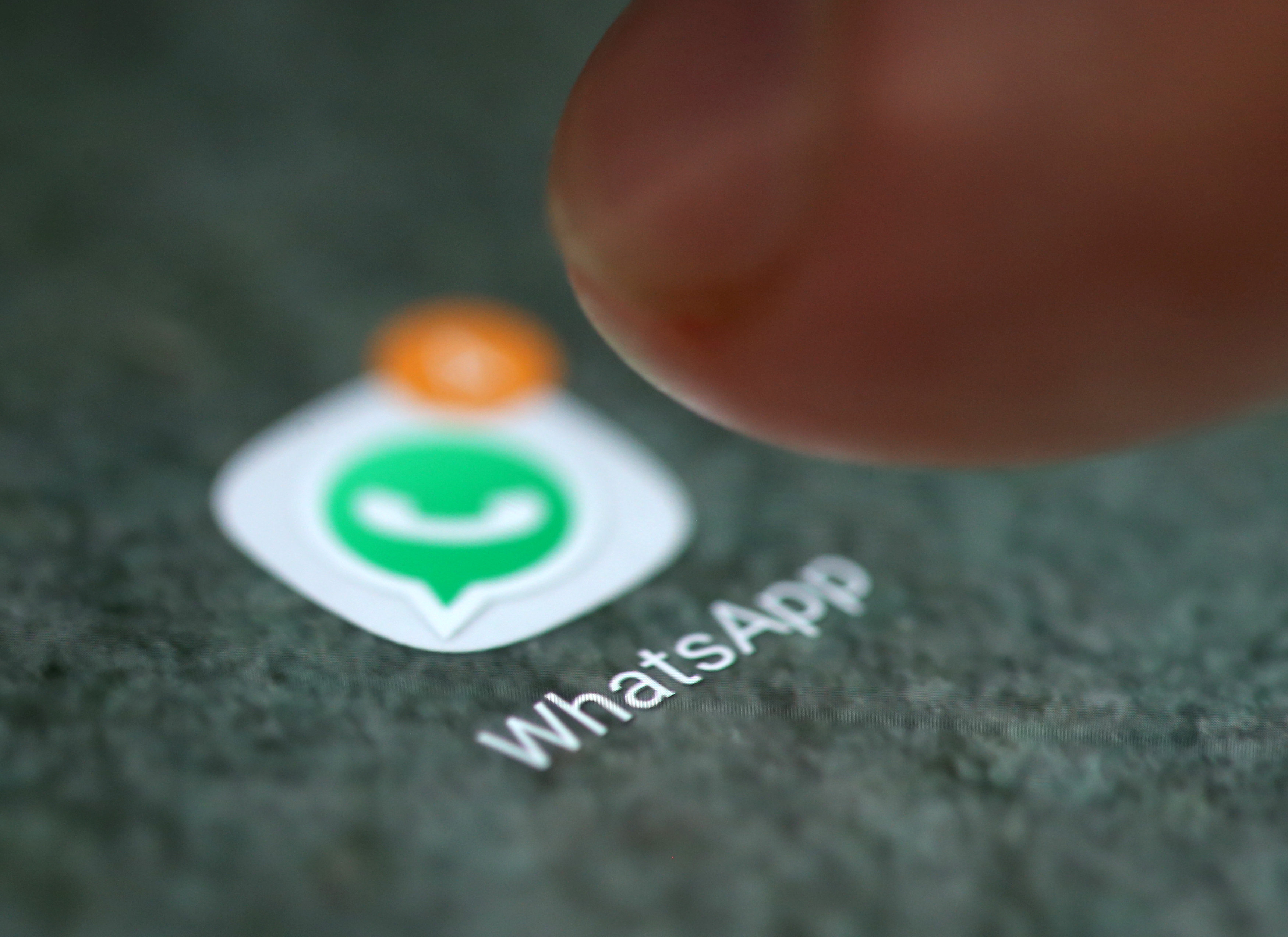 WhatsApp已修補漏洞，提醒用戶更新軟件， 以及確保手機的流動作業系統是最新版本。（路透社圖片）