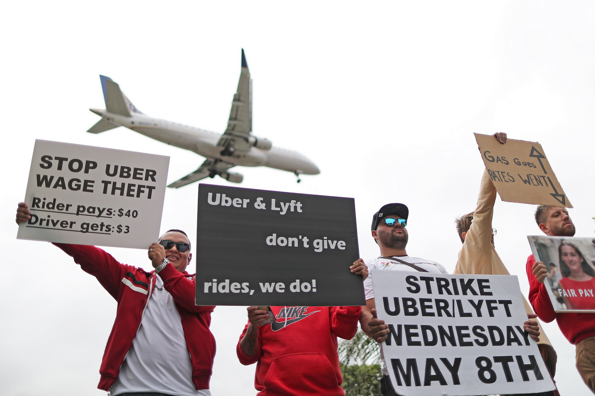 有示威者投訴Uber補貼司機金額不足。（路透圖片）