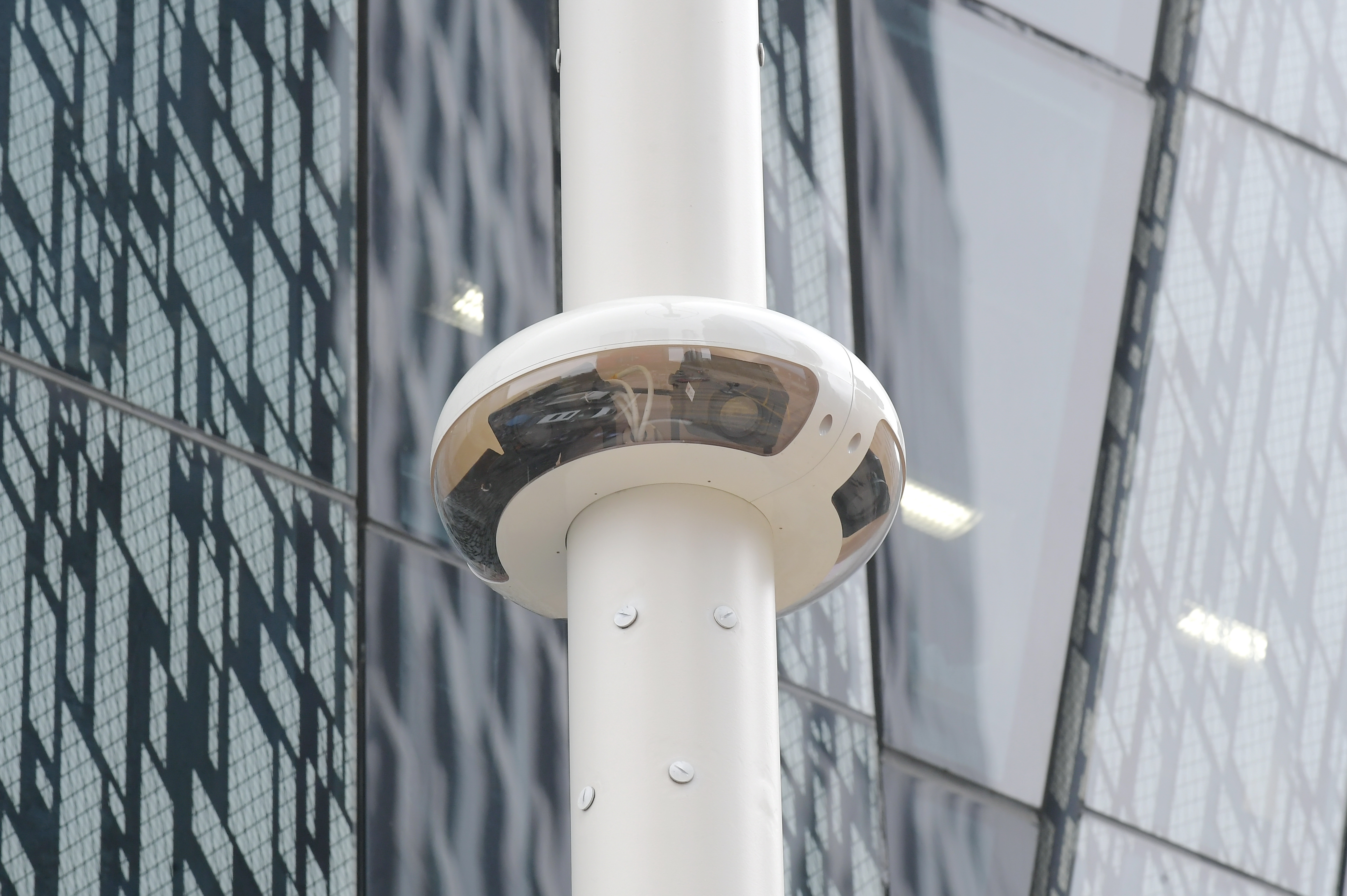 智慧燈柱另一裝置為「視像行人偵測器」，當鏡頭感應到人流便會加快轉綠燈。（政府新聞處圖片）