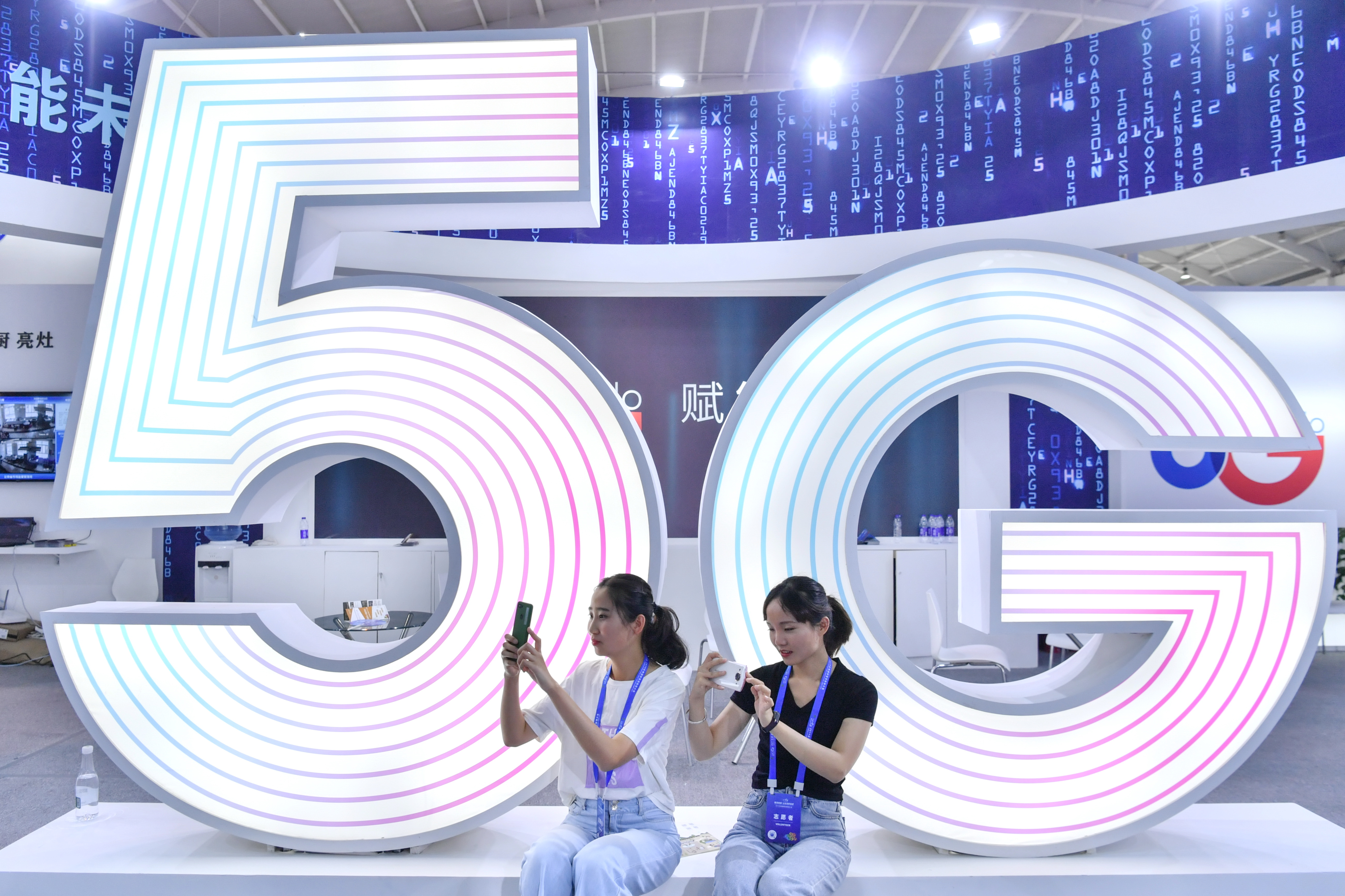 中國信息通信研究院估計5G商用直接帶動的經濟貢獻，在2020至2025年期間達10.6萬億元人民幣。（新華社圖片）