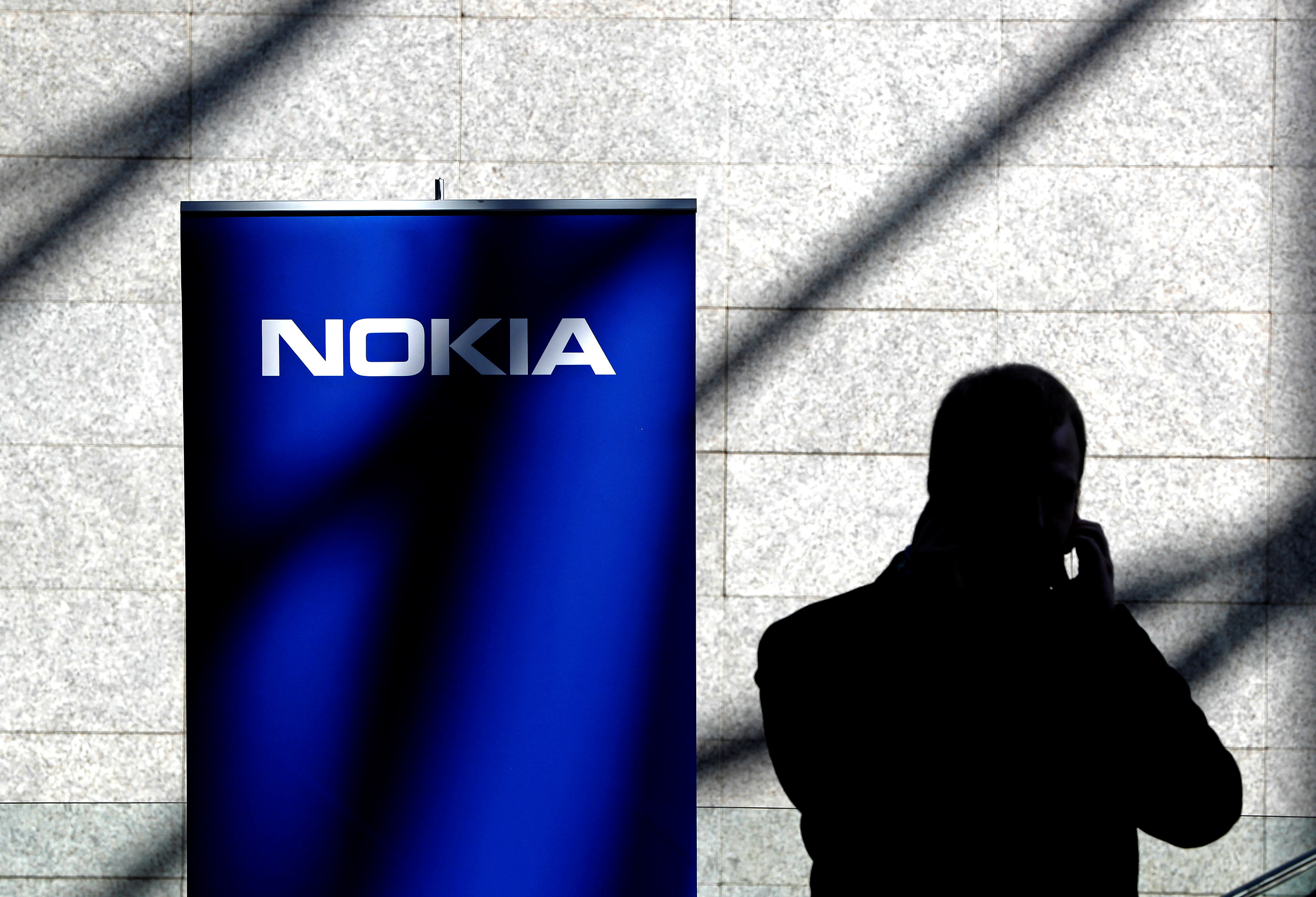 九十年代是Nokia如日中天的時候，巔峰時在全球的市場份額接近40%。