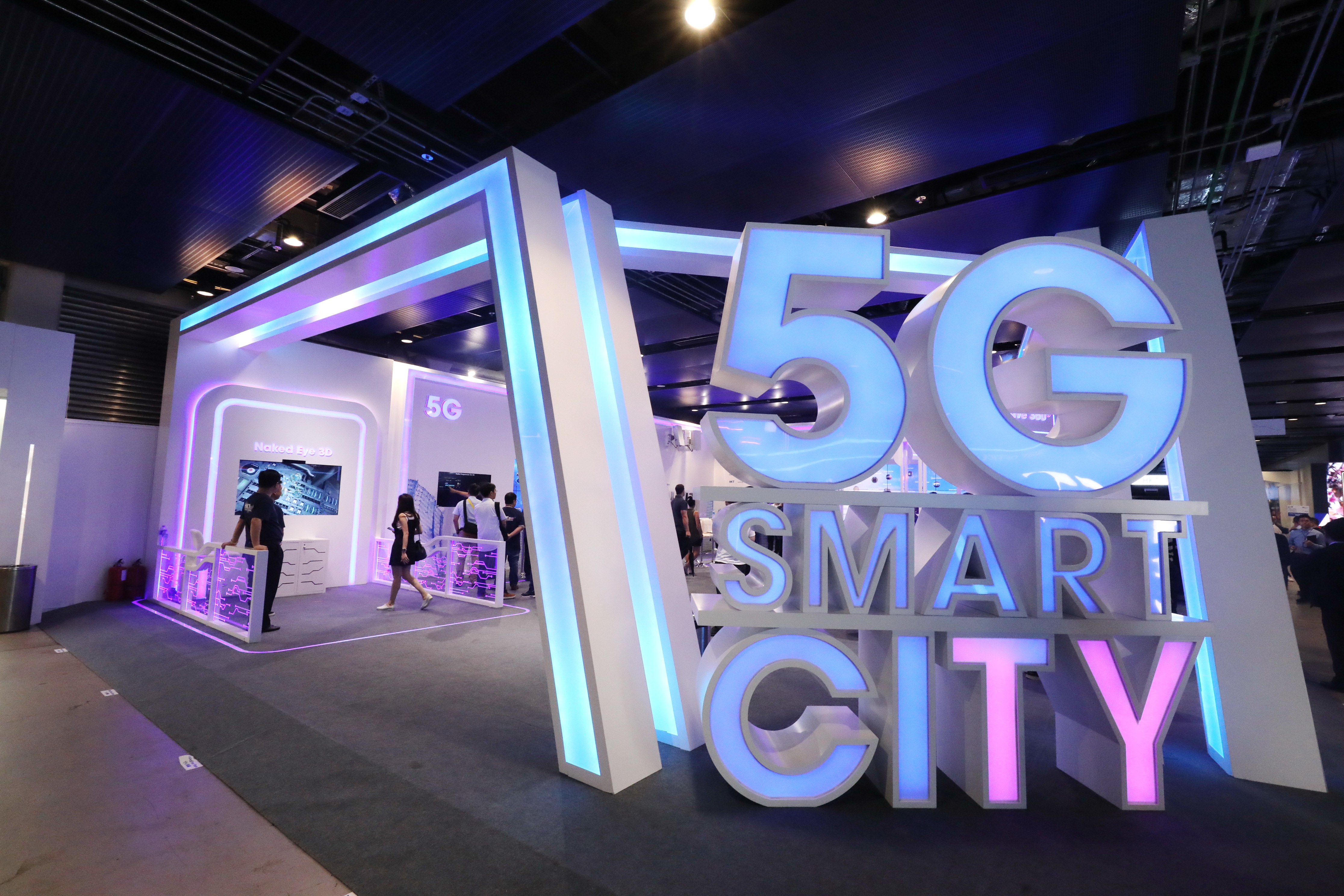 香港電訊的5G科技嘉年華，劃分7個核心主題展區。（何澤攝）