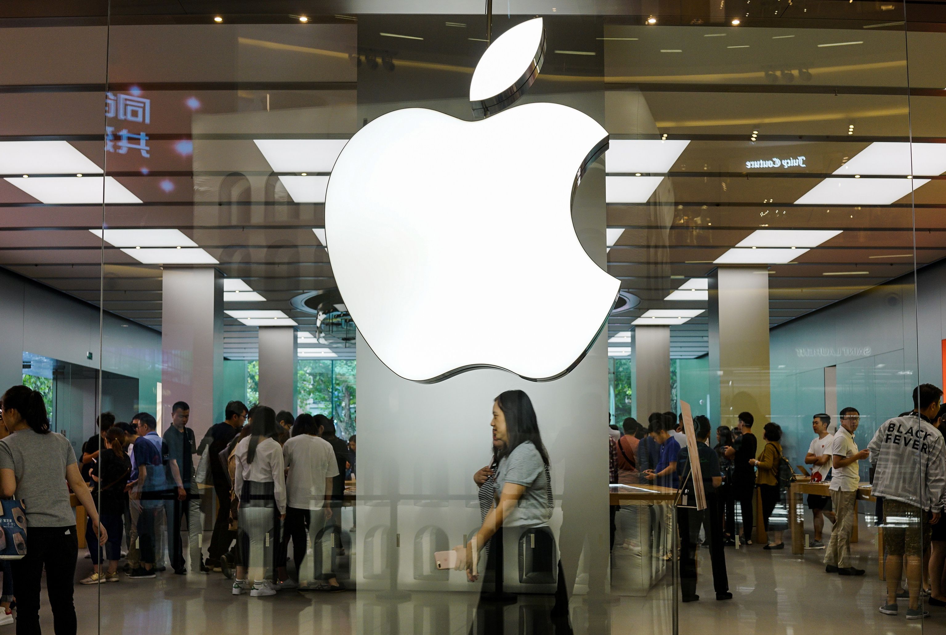 中美貿易糾紛持續，惟今年京東6．18網購節中，蘋果iPhone超越華為，登上手機銷售榜第一位；圖為上海市的蘋果零售店。（法新社資料圖片）