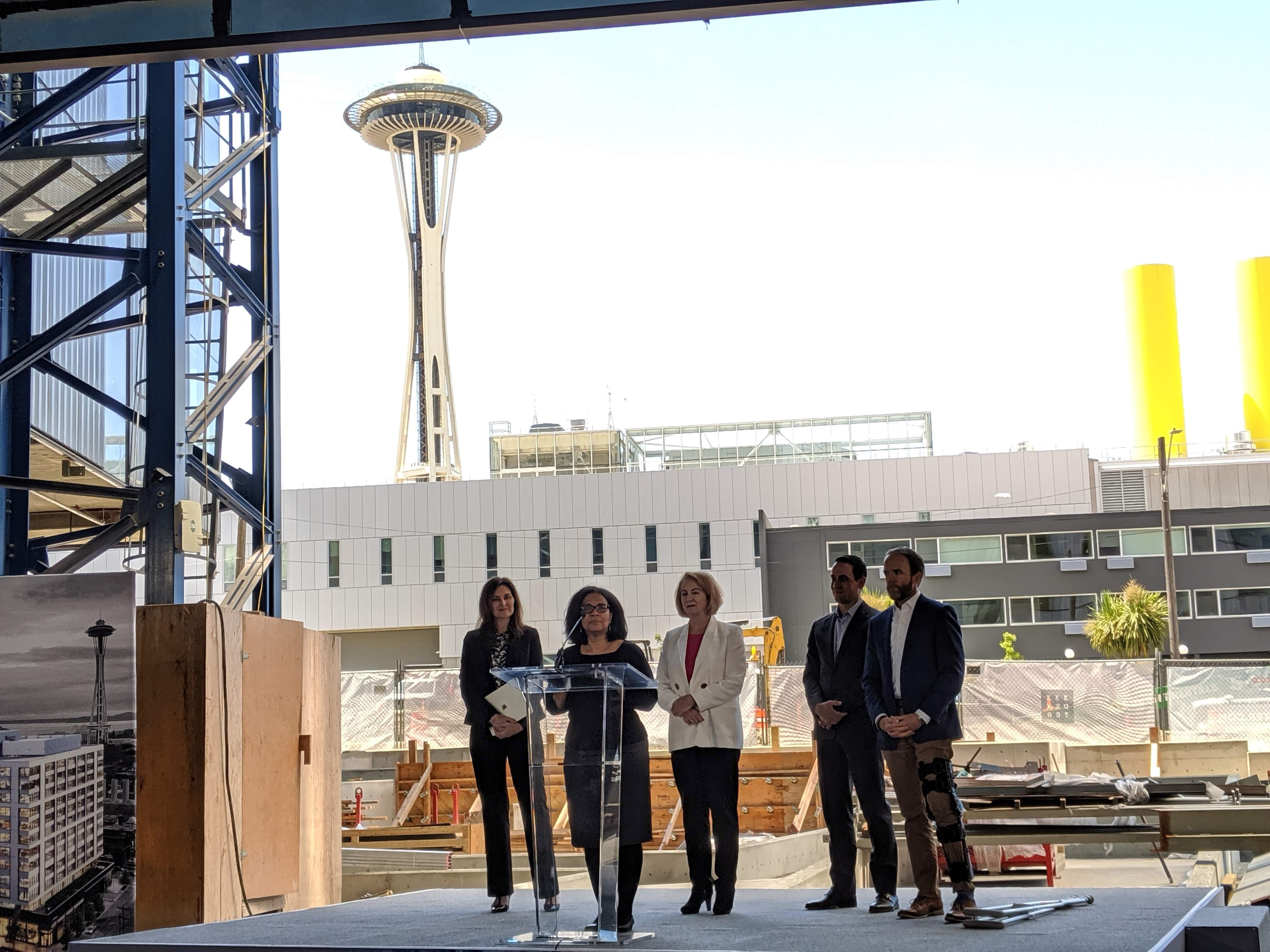 西雅圖市長Jenny Durkan（左三）透露，蘋果計劃在未來5年內，在當地聘請2000名員工。（Geekwire網上圖片）