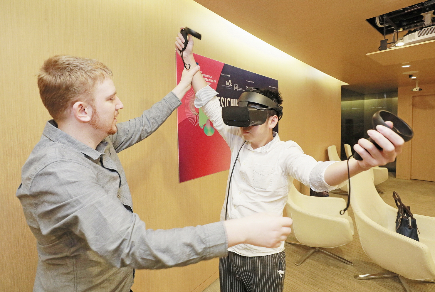 團隊開發的VR病人模擬訓練項目，一般用於訓練病人照顧者，又或者在會議、展覽等場合，讓業界及公眾試玩。（黃勁璋攝）