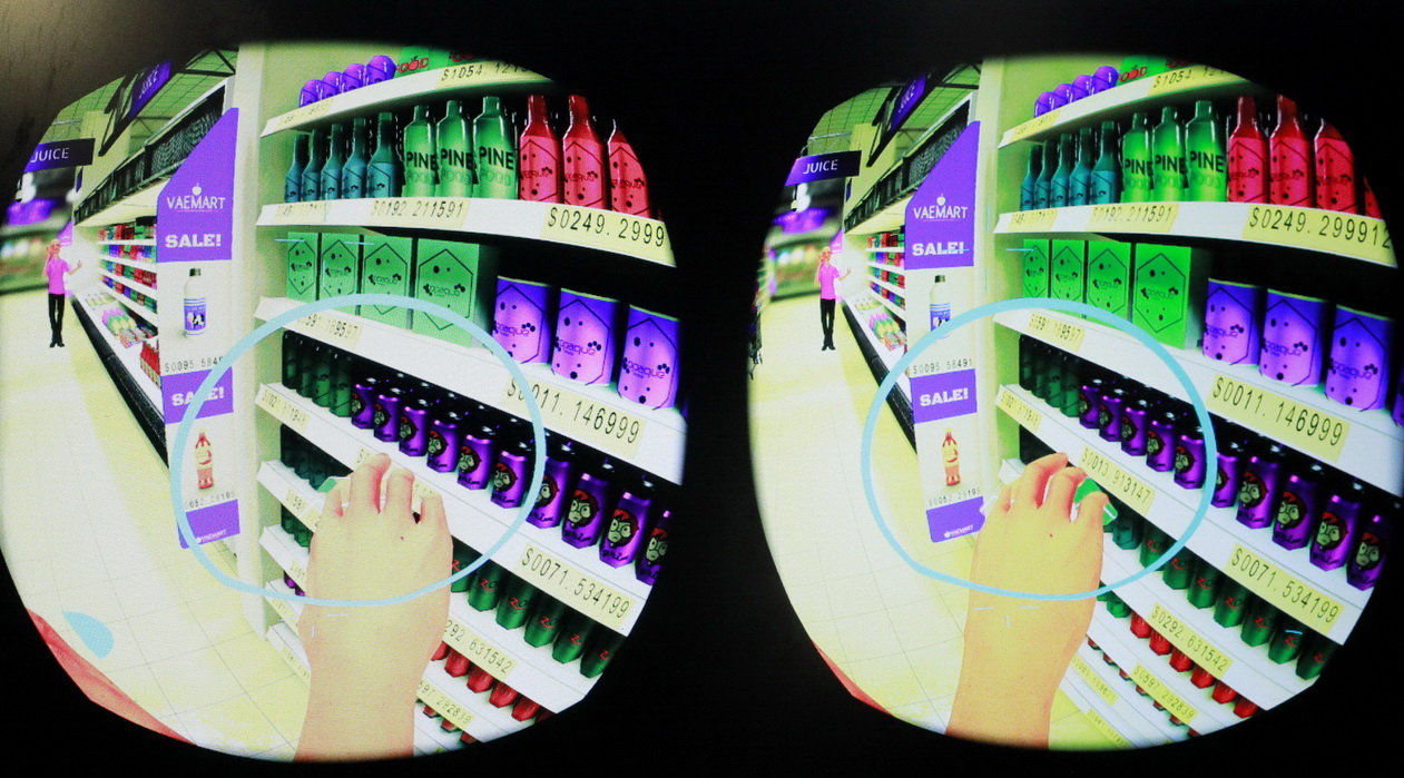 Virtual Autism Experience讓照顧者藉VR體會自閉症患者在超市的不安感。（黃勁璋攝）