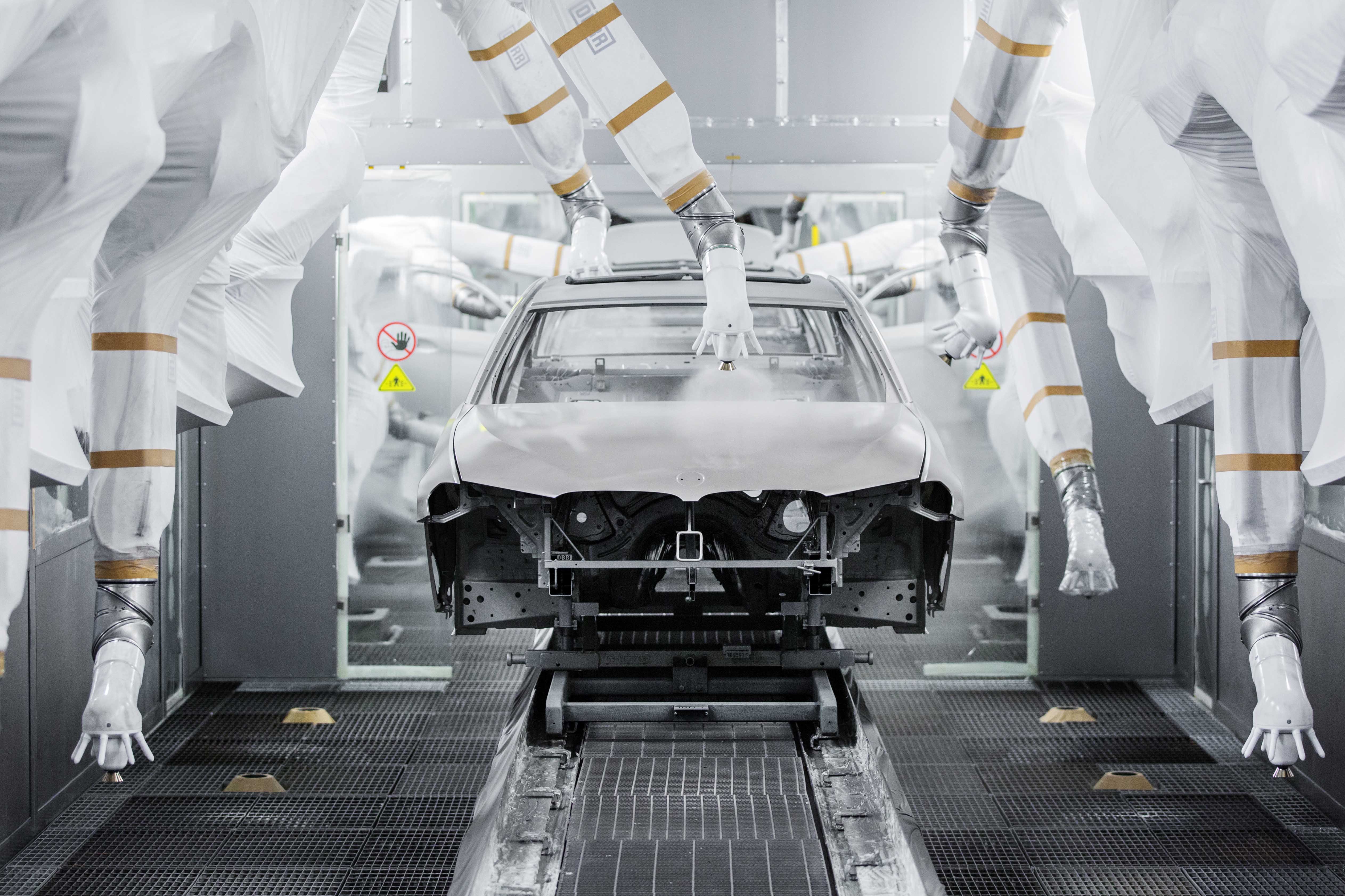 目前，汽車業已大量使用自動機械人進行裝配工作；圖為瀋陽華晨寶馬的生產廠。（新華社資料圖片）