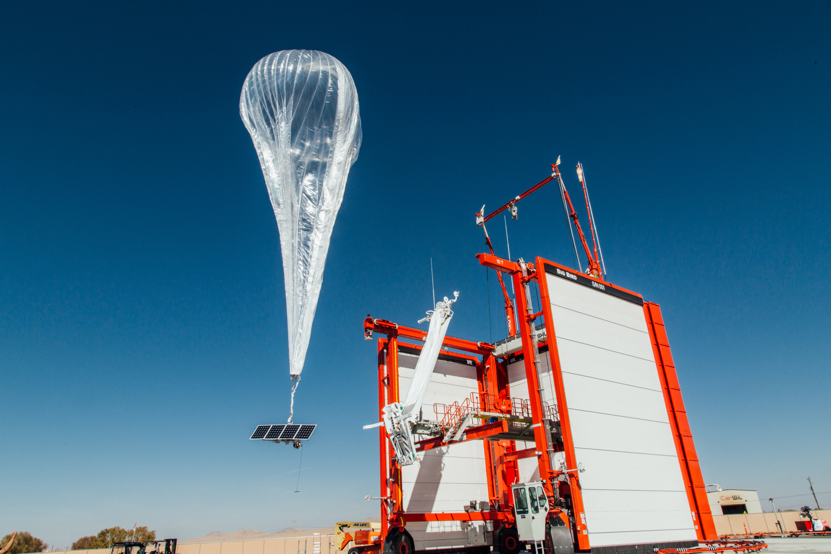氦氣球升空後將停留在平流層高度，免受風暴及航機影響。（路透圖片）
