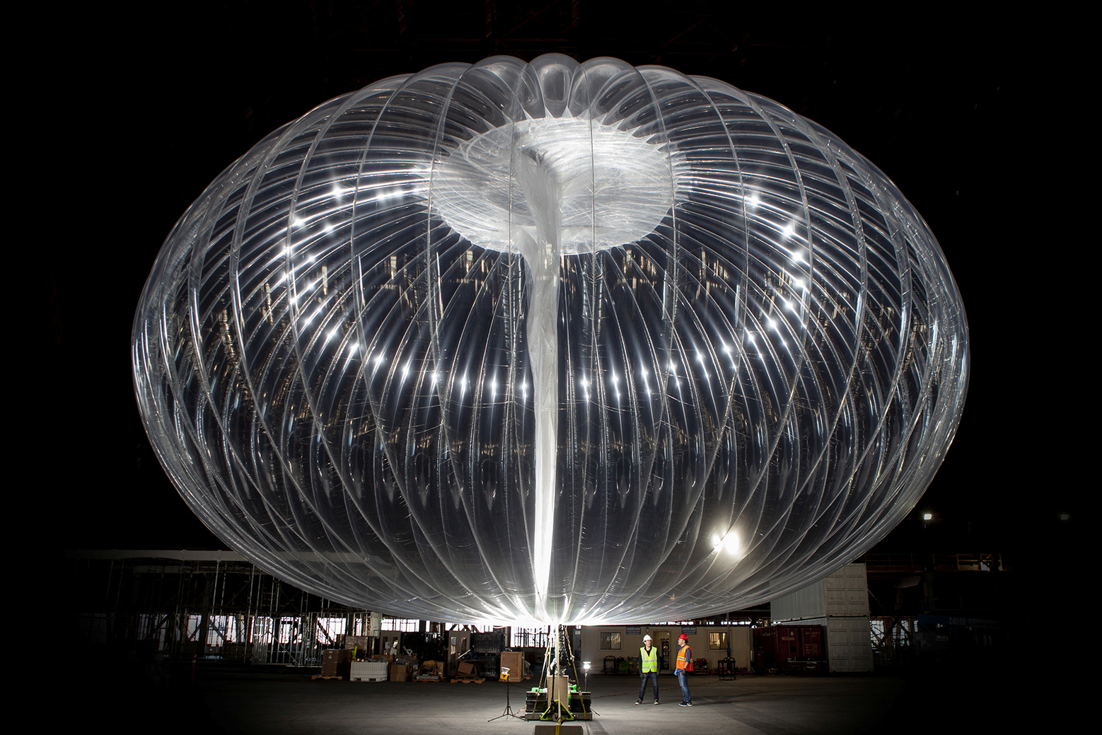 氦氣球外層為聚乙烯塑料，會隨時間而降解，必須每5個月換一次。（路透圖片）