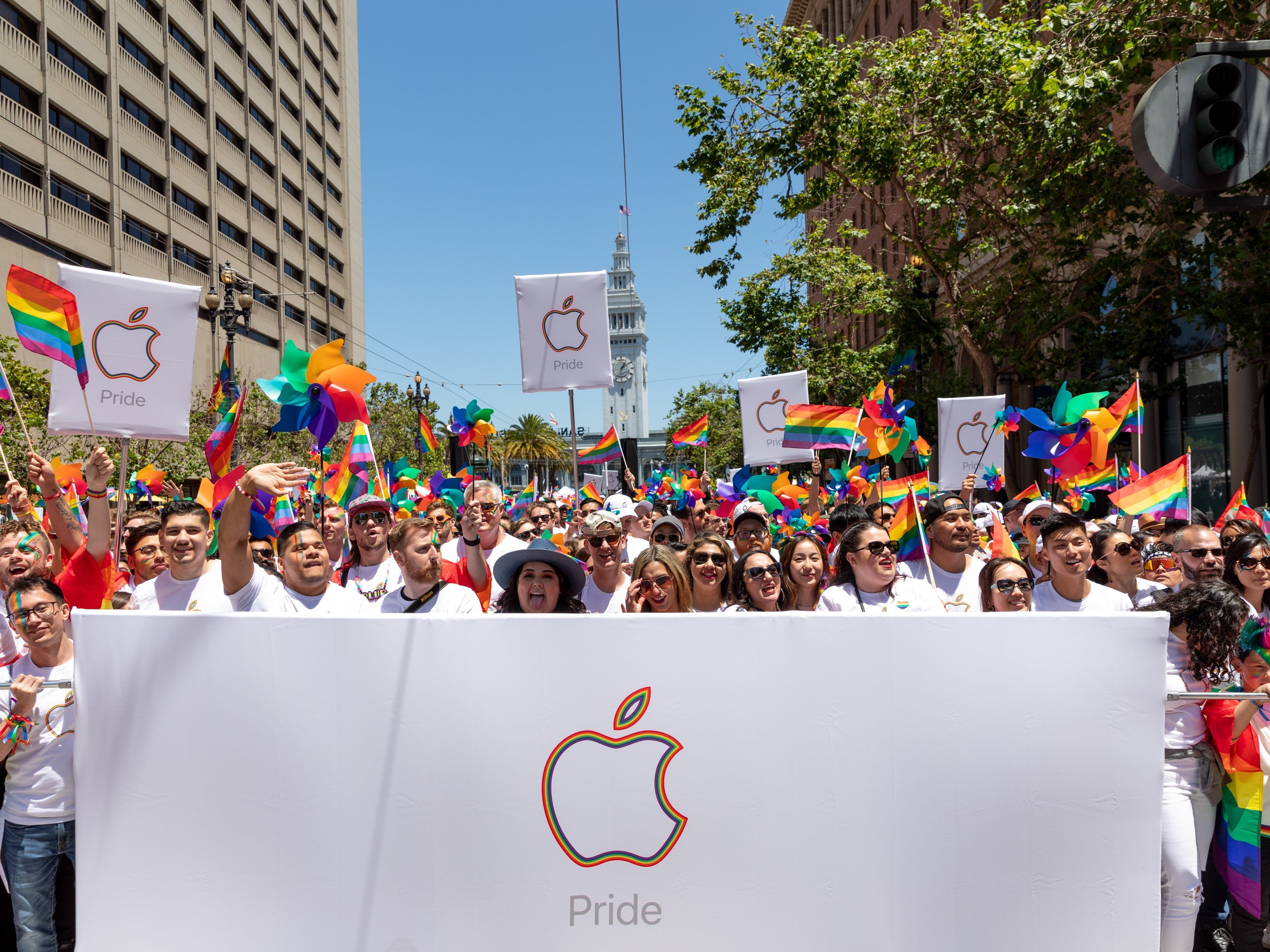 圖為蘋果員工周日在三藩市參加彩虹大遊行。（Twitter圖片）