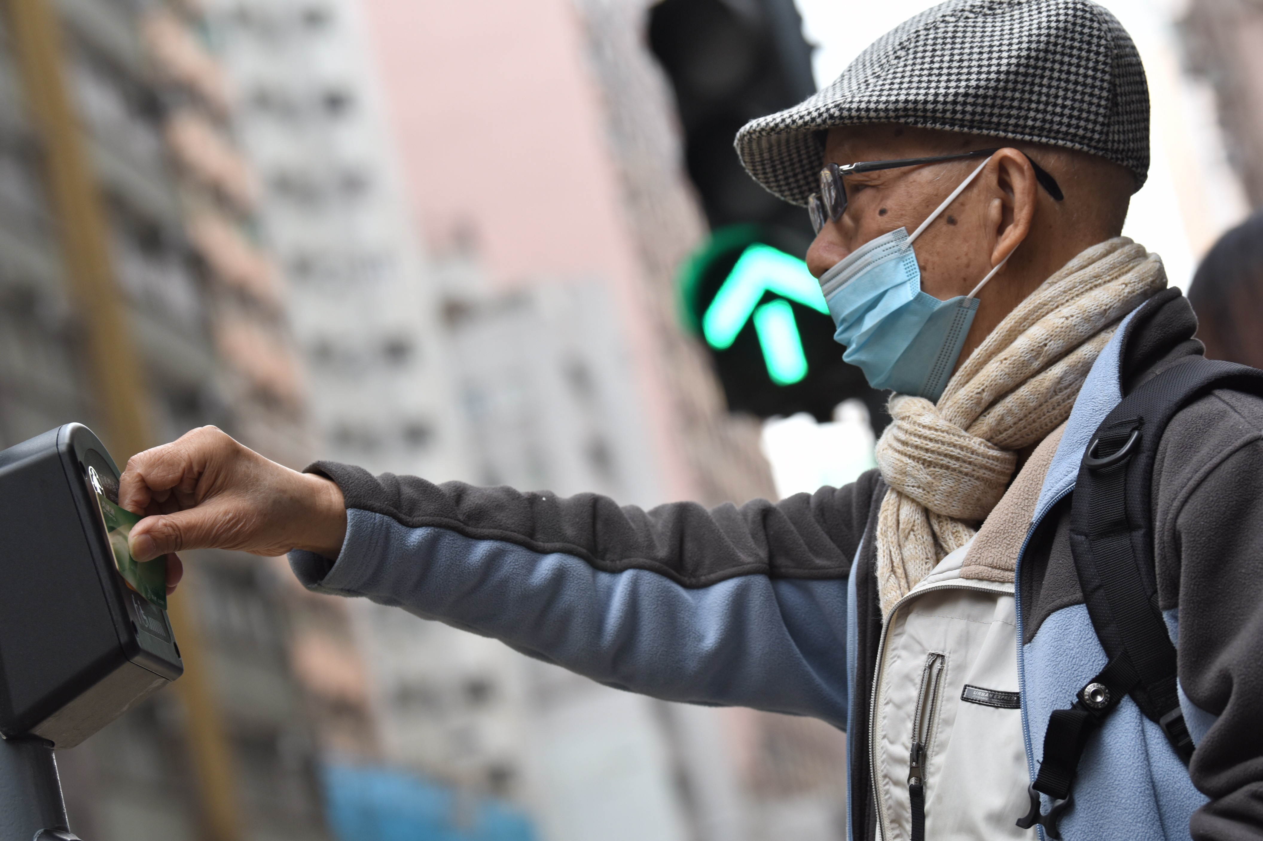 《香港智慧城市藍圖》首要應對出行問題；圖為運輸署去年初試行燈柱感應器，延長行人過路燈綠燈閃動時間。（中新社資料圖片）